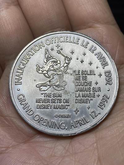2025年第一百零七场(总第一百三十三场）外国好品散币(免佣金) - 法国🇫🇷1992年迪士尼纪念章，直径41.4毫米，厚3毫米，重33.78克(美国之外第二座迪士尼乐园，巴黎迪士尼乐园纪念章)