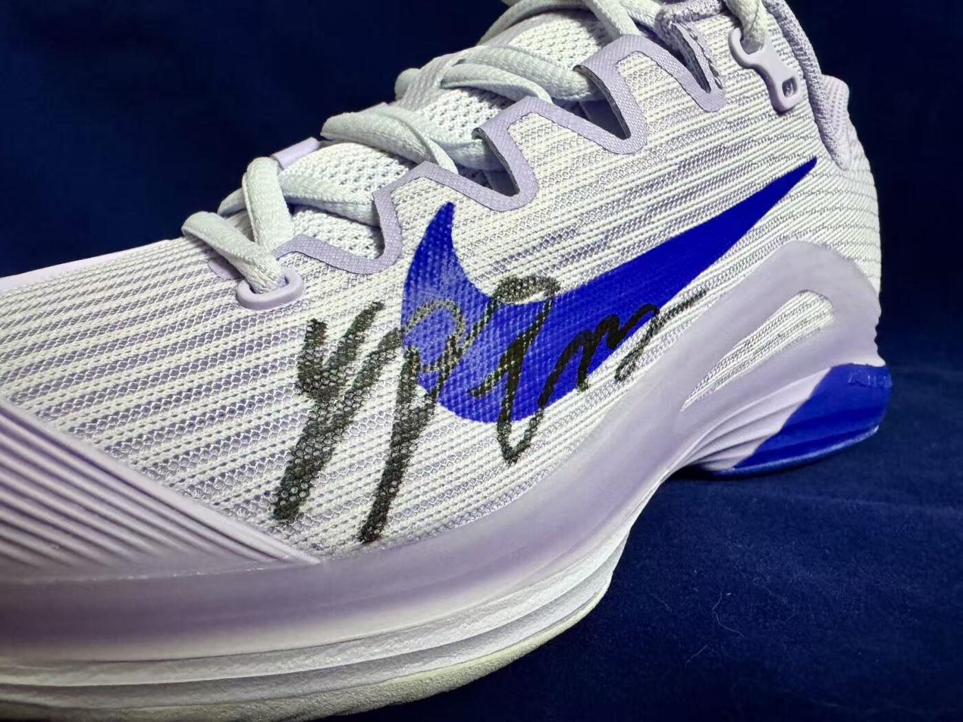 零元拍：你的坚韧如盛夏的树，风雨过后更见风骨！ 我们期待下一个春天，看你再次破土生长！ 郑钦文23岁生日快乐！！ 郑钦文亲笔签名NIKE VAPOR 12 PE 法网专属女子网球鞋。