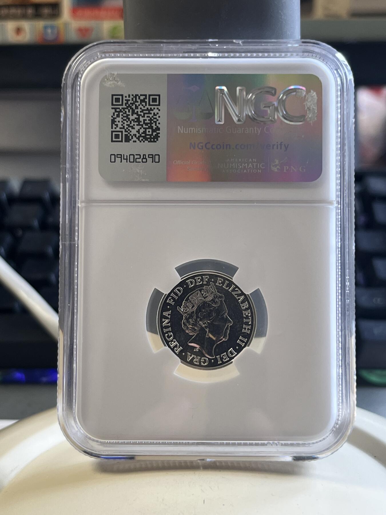 第177期拍卖【长期征集拍品】 英国2022年1英镑纪念银币NGC评级，3.56克，925银，带一本资料