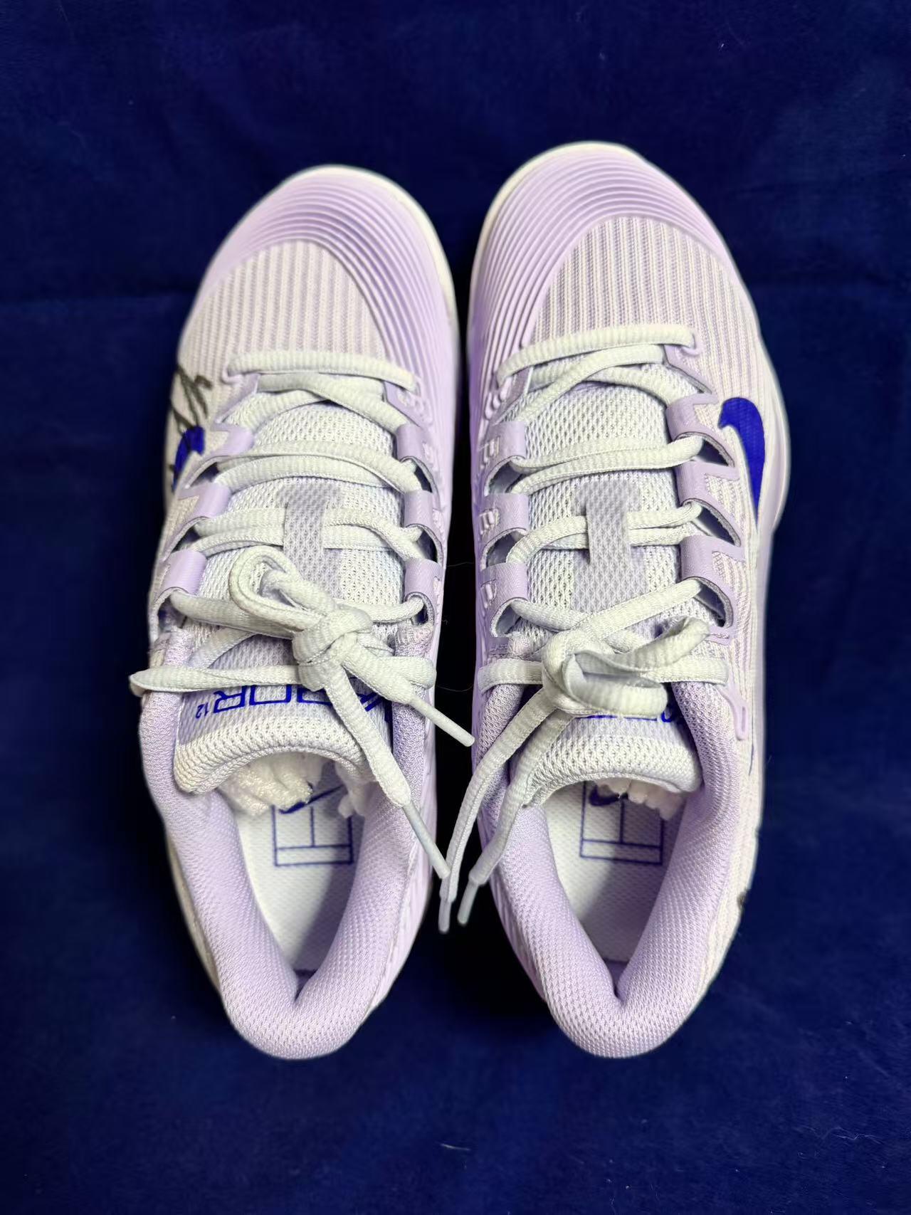 零元拍：你的坚韧如盛夏的树，风雨过后更见风骨！ 我们期待下一个春天，看你再次破土生长！ 郑钦文23岁生日快乐！！ 郑钦文亲笔签名NIKE VAPOR 12 PE 法网专属女子网球鞋。