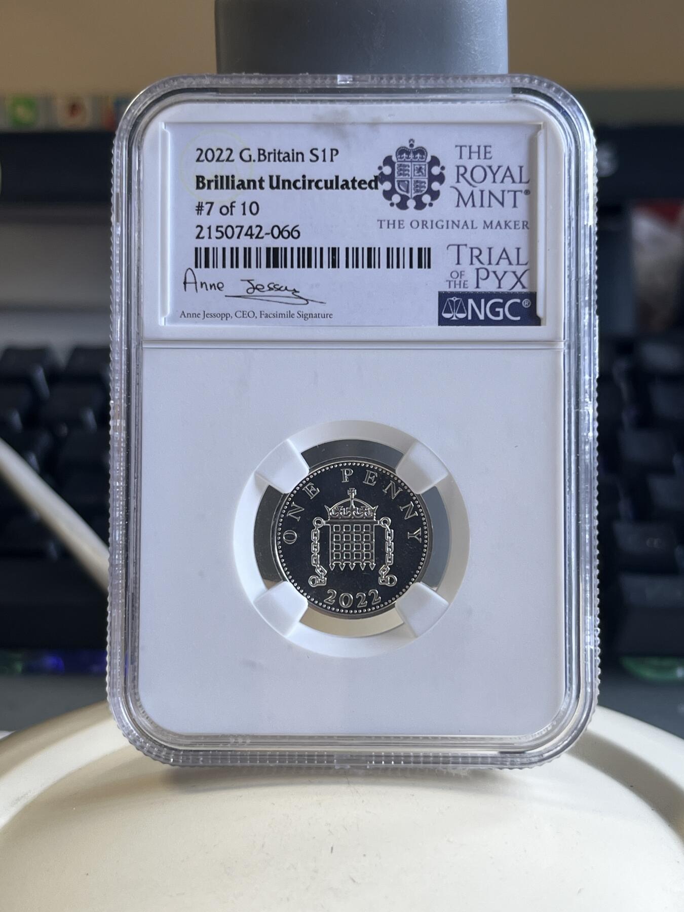 第177期拍卖【长期征集拍品】 英国2022年1英镑纪念银币NGC评级，3.56克，925银，带一本资料