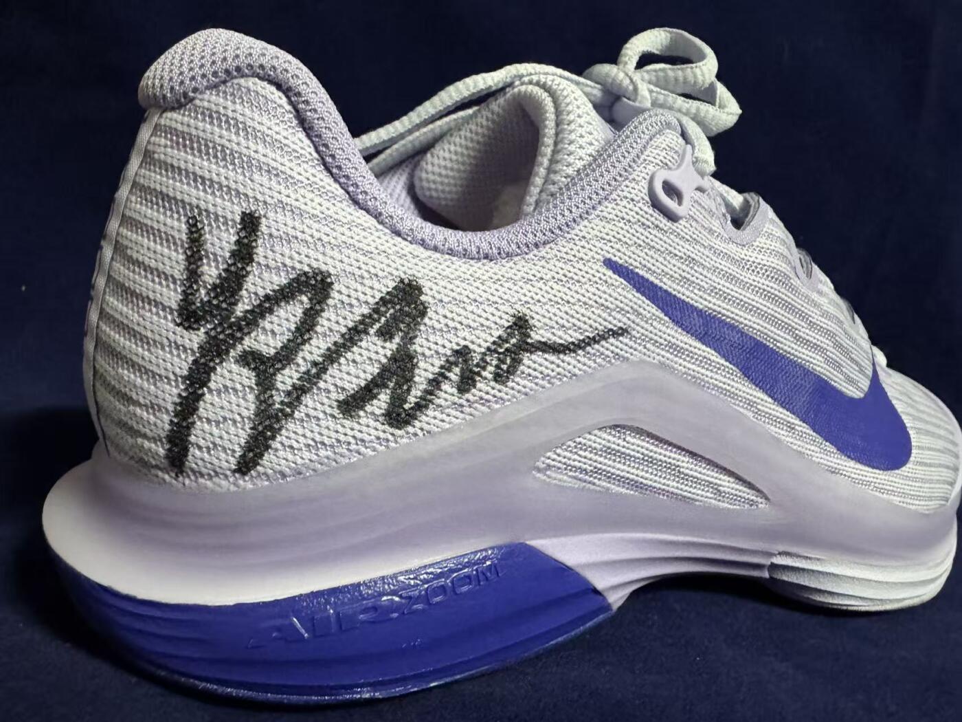 零元拍：你的坚韧如盛夏的树，风雨过后更见风骨！ 我们期待下一个春天，看你再次破土生长！ 郑钦文23岁生日快乐！！ 郑钦文亲笔签名NIKE VAPOR 12 PE 法网专属女子网球鞋。