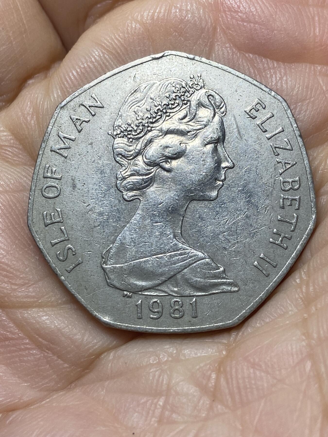 2025年第一百零七场(总第一百三十三场）外国好品散币(免佣金) 英属马恩岛🇮🇲1981单年份50便士(旅行杯摩托车大奖赛纪念币，AB，发行量3万枚)