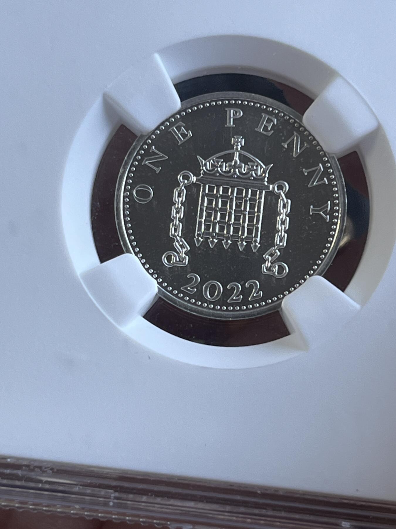 第177期拍卖【长期征集拍品】 英国2022年1英镑纪念银币NGC评级，3.56克，925银，带一本资料