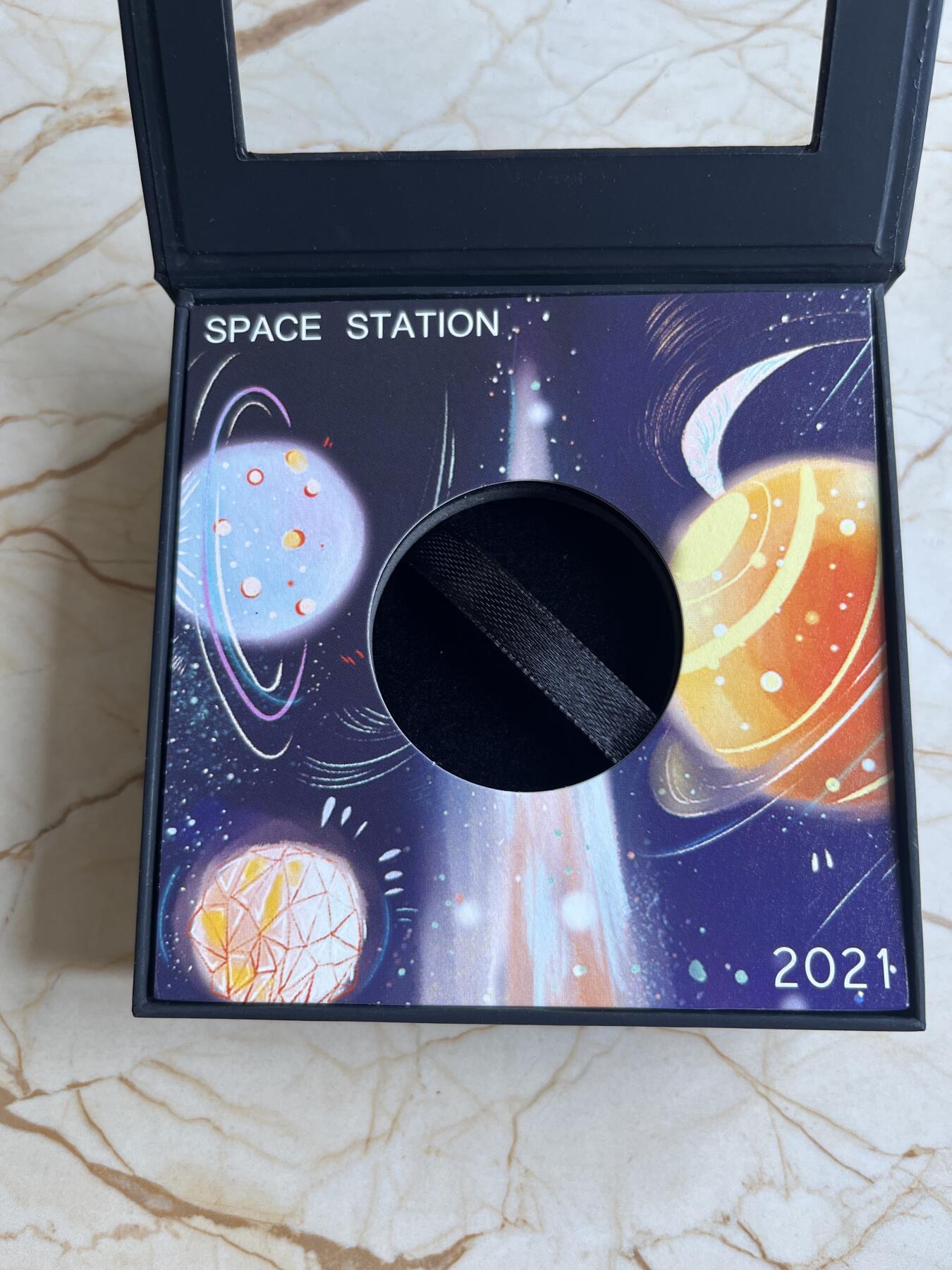 第177期拍卖【长期征集拍品】 斐济2021年镶透明亚克力宇宙空间站银币NGC-MS70原盒证书，999银+亚克力，14+4克，发行999枚，