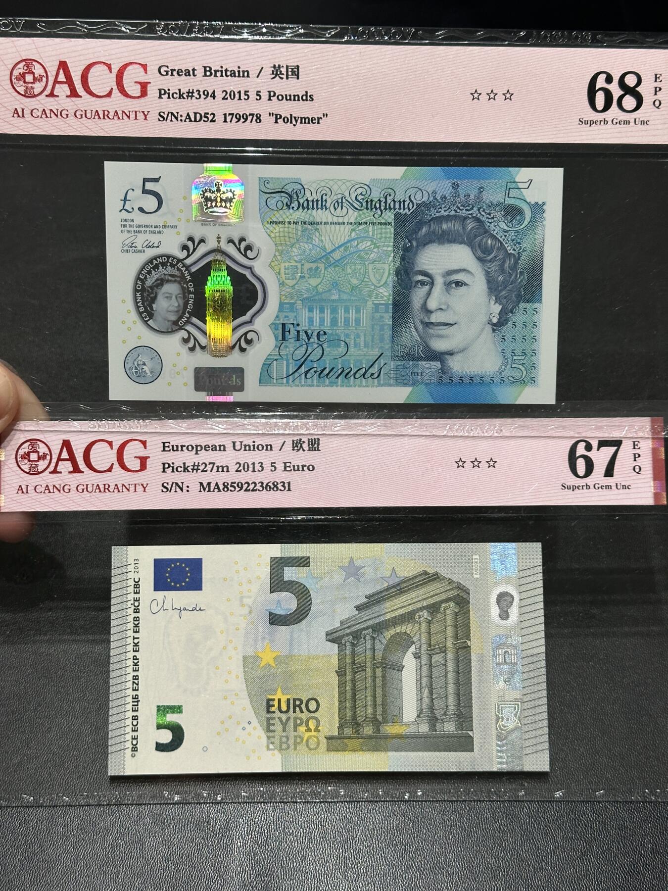 《外钞收藏家》第五百七十四期（精选场）（本平台长期征集拍品、欢迎藏友们联系合作） 2015年英国女王版5镑塑料钞+2013年四签5欧元 两张一起 爱藏评级