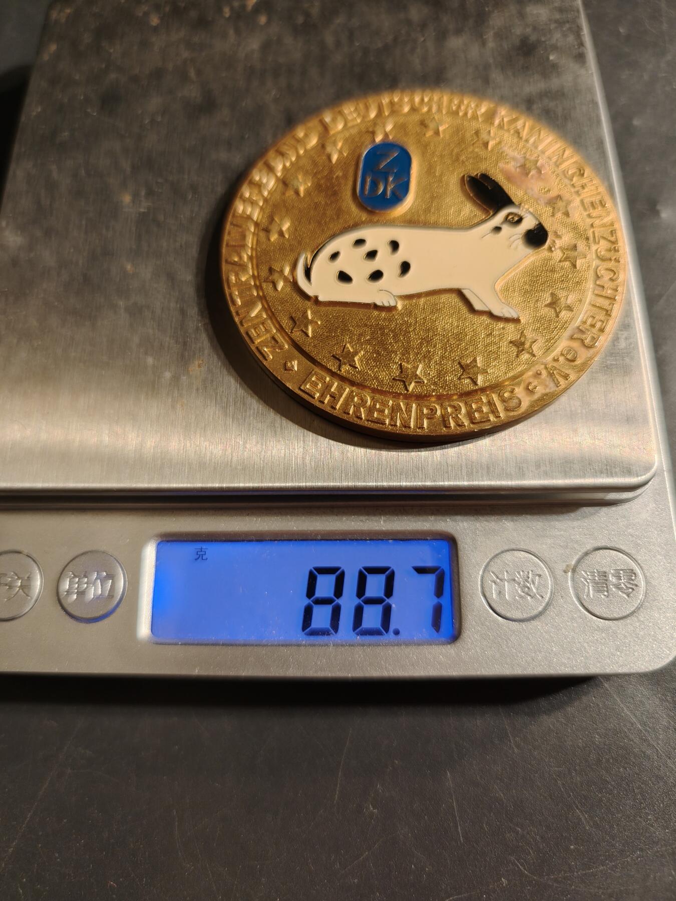 老王徽章第155期 德国兔子饲养员中央协会纪念章    直径58mm.   重量88.7g