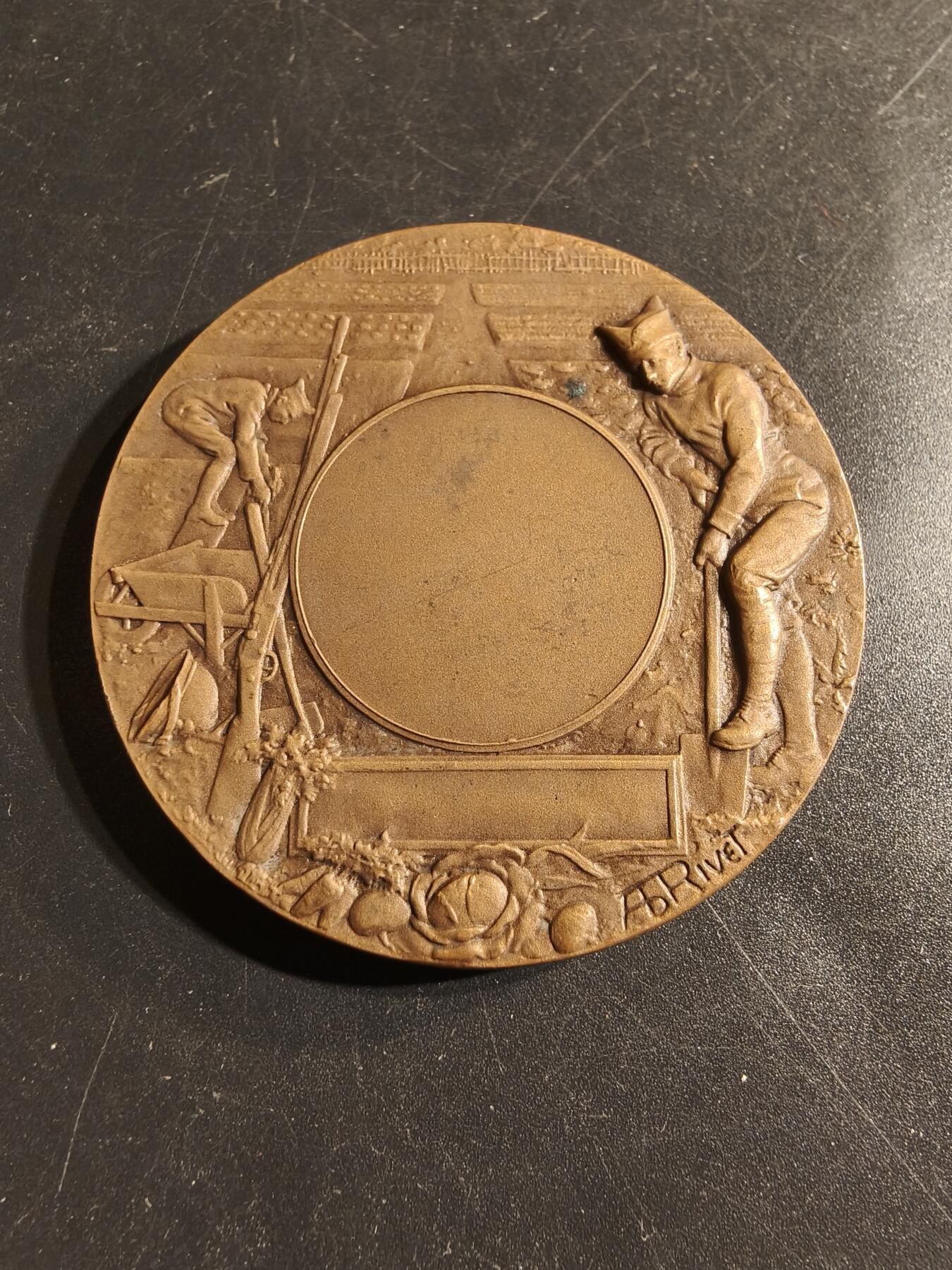 老王徽章第155期 法国战争中的士兵大铜章    名家Rivet作品    直径50mm.   重量66.7g