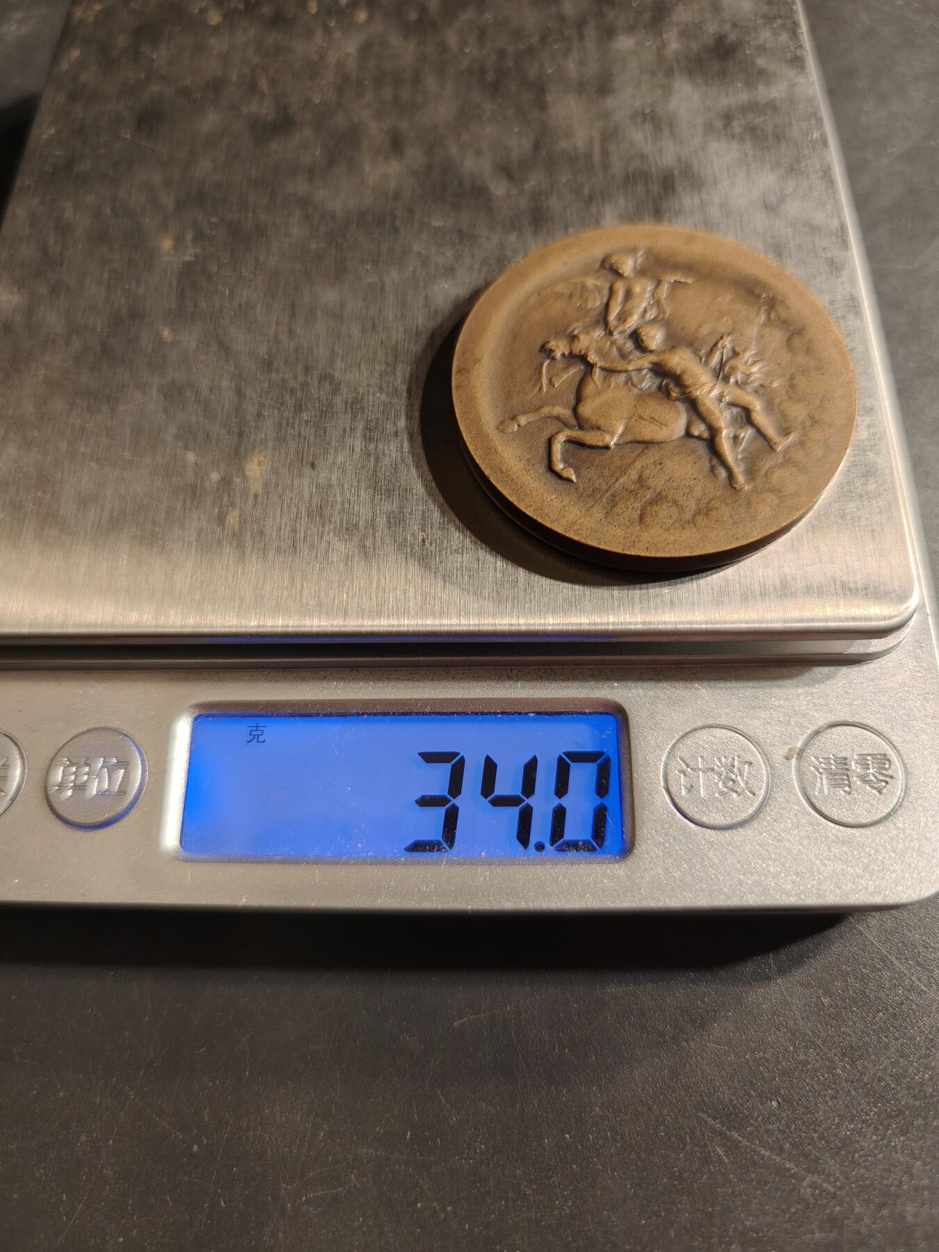 老王徽章第155期 法国佩罗讷1914年马术竞赛大铜章     直径41mm.   重量34g.    名家Rivet 作品
