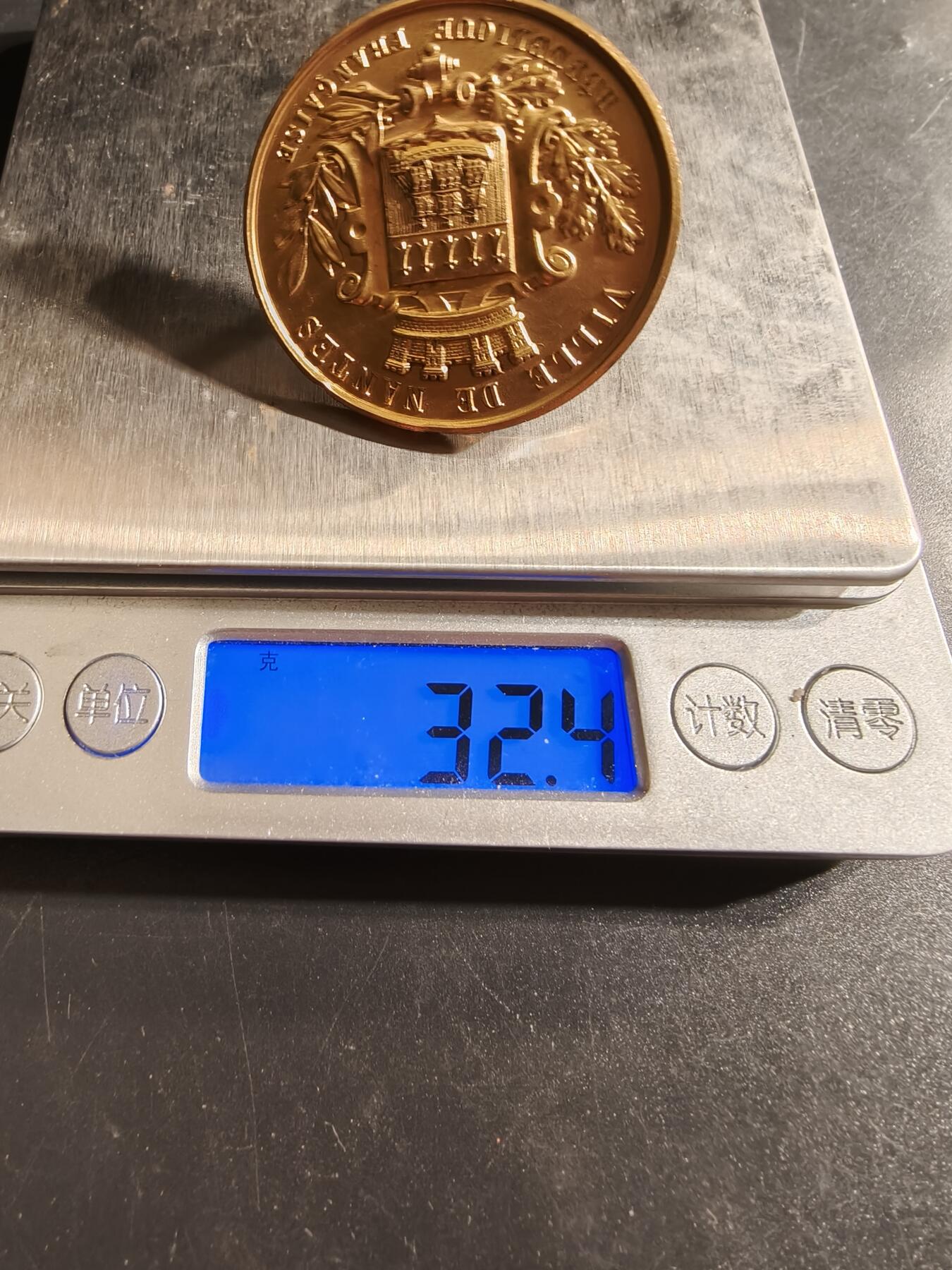 老王徽章第155期 法国南特市单面镀金银章    950银镀金    直径41mm.   重量32.4g