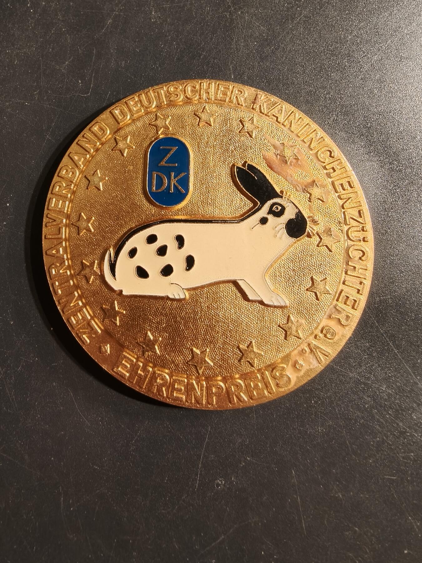 老王徽章第155期 德国兔子饲养员中央协会纪念章    直径58mm.   重量88.7g