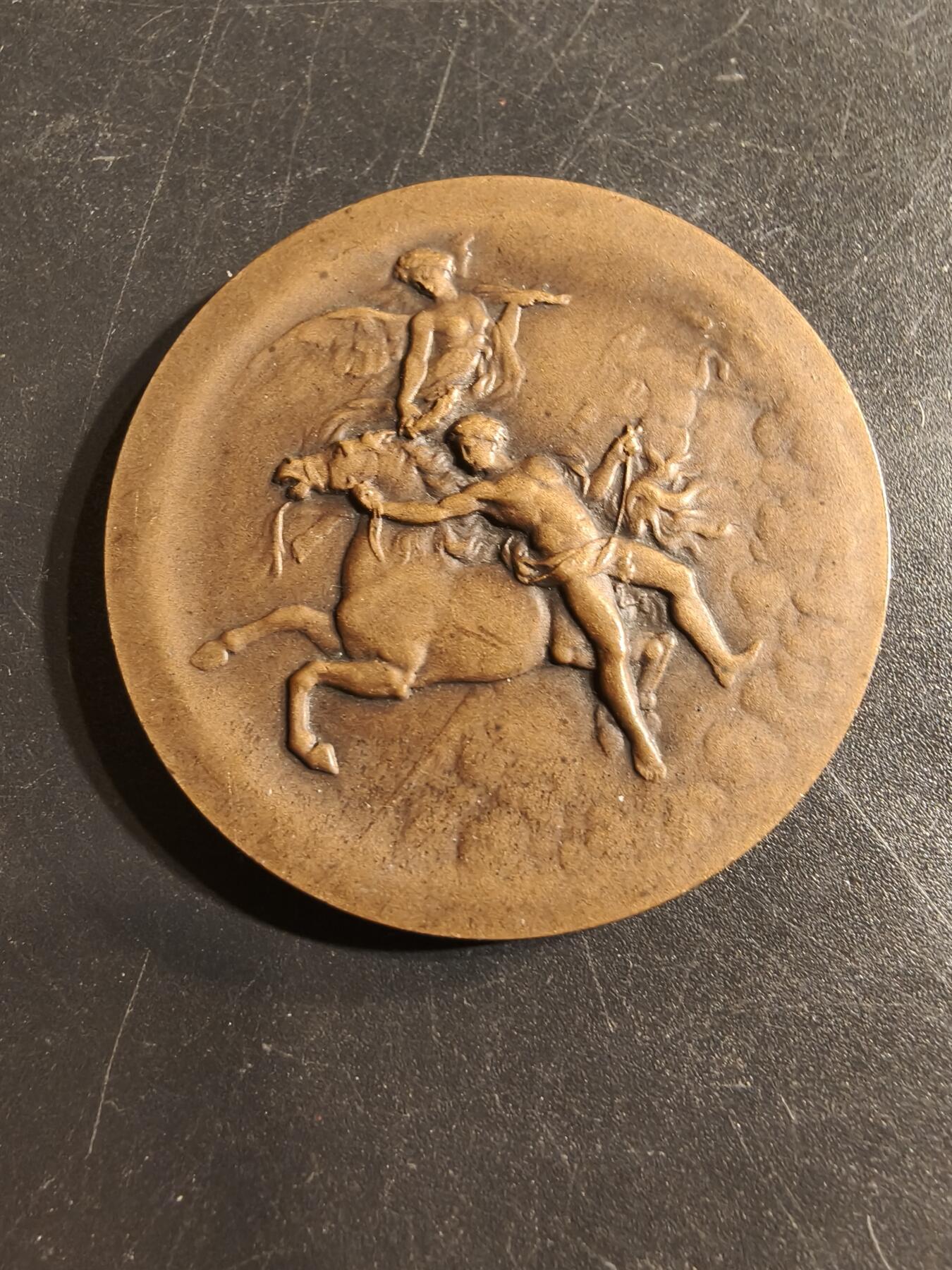 老王徽章第155期 法国佩罗讷1914年马术竞赛大铜章     直径41mm.   重量34g.    名家Rivet 作品