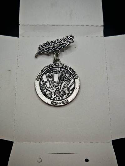 凯旋世界勋赏（第19期）（欢迎送拍）（对拍品有疑问请询问客服，不接受到手刀，出价默认拍品品相。请认真阅读拍卖规则！出价默认已认可！）（收到货请录制开箱视频，无视频概不处理问题。） - 法国战胜法西斯四十周年纪念章