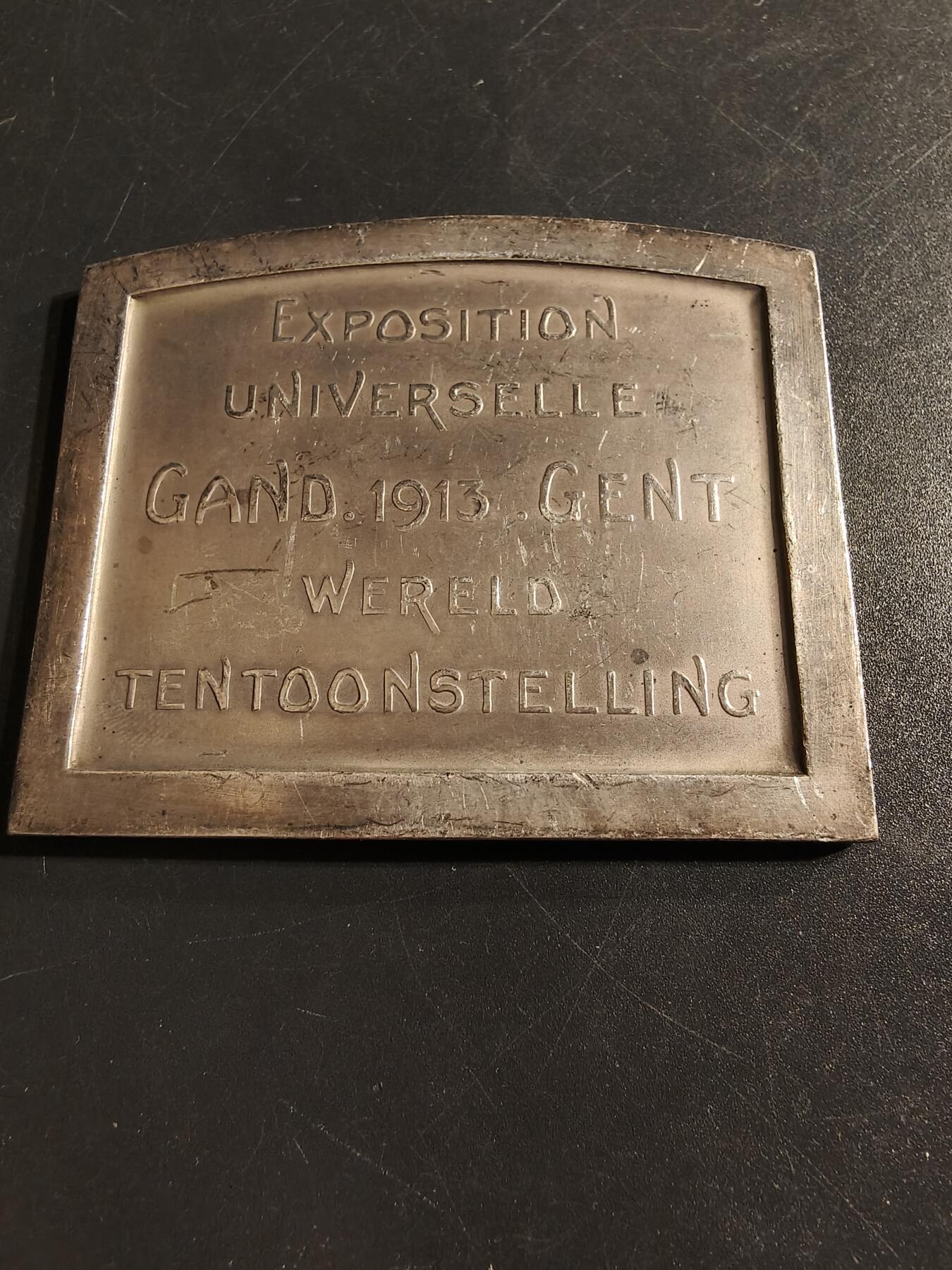 老王徽章第155期 比利时1913根特世博会镀银方形大铜章    尺寸55×65mm.   重量93.4g