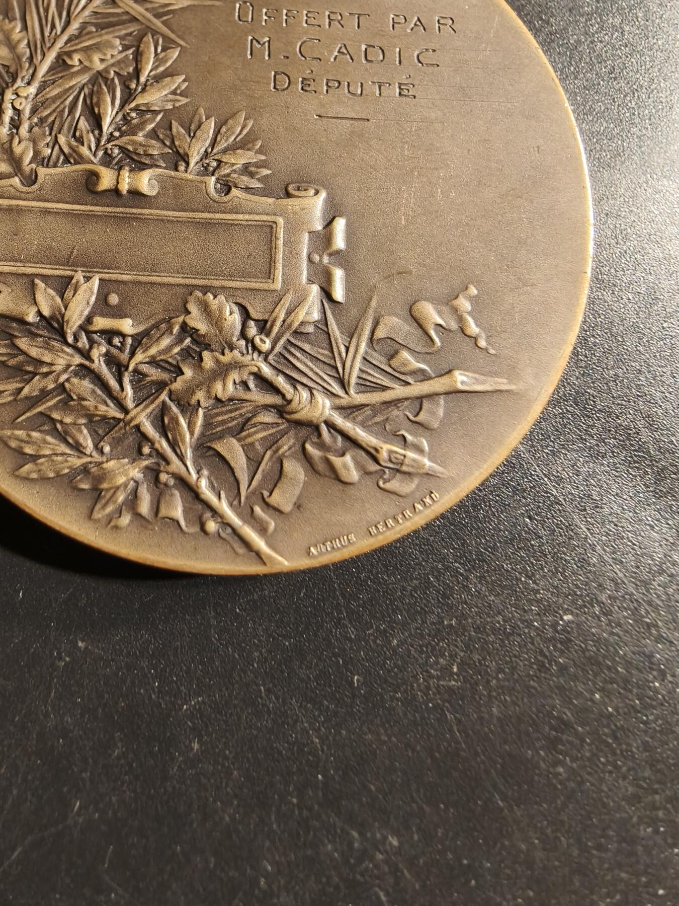 老王徽章第155期 法国参议员赠大铜章    直径50mm.   重量60.3g
