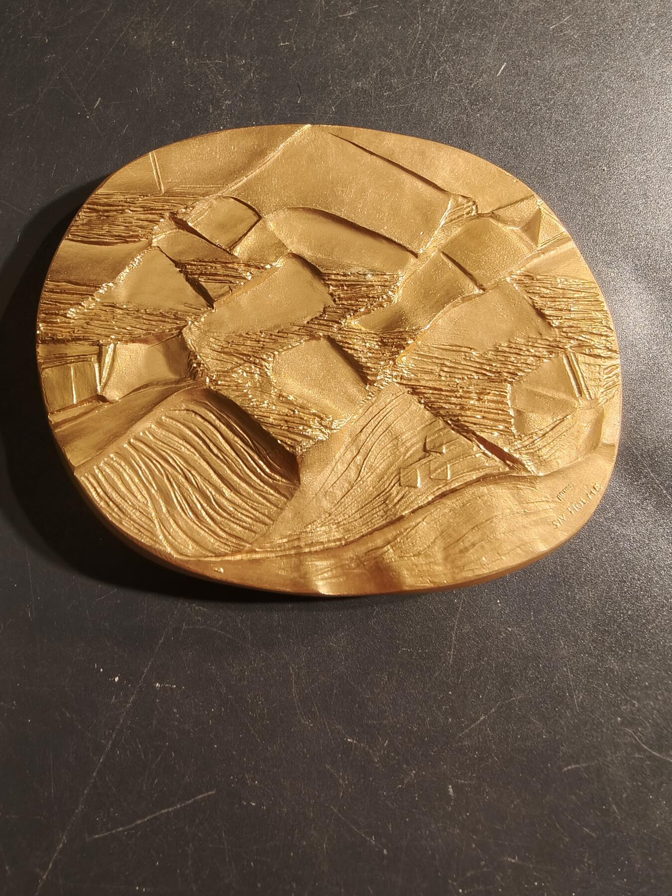 老王徽章第155期 法国镀金大铜章    带有欧洲地图元素    尺寸90×70mm.   重量403.9g