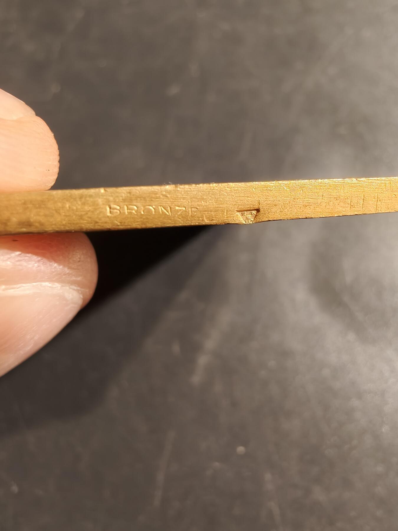 老王徽章第155期 法国曲棍球运动方形镀金大铜章     尺寸46×33mm.   重量37.5g