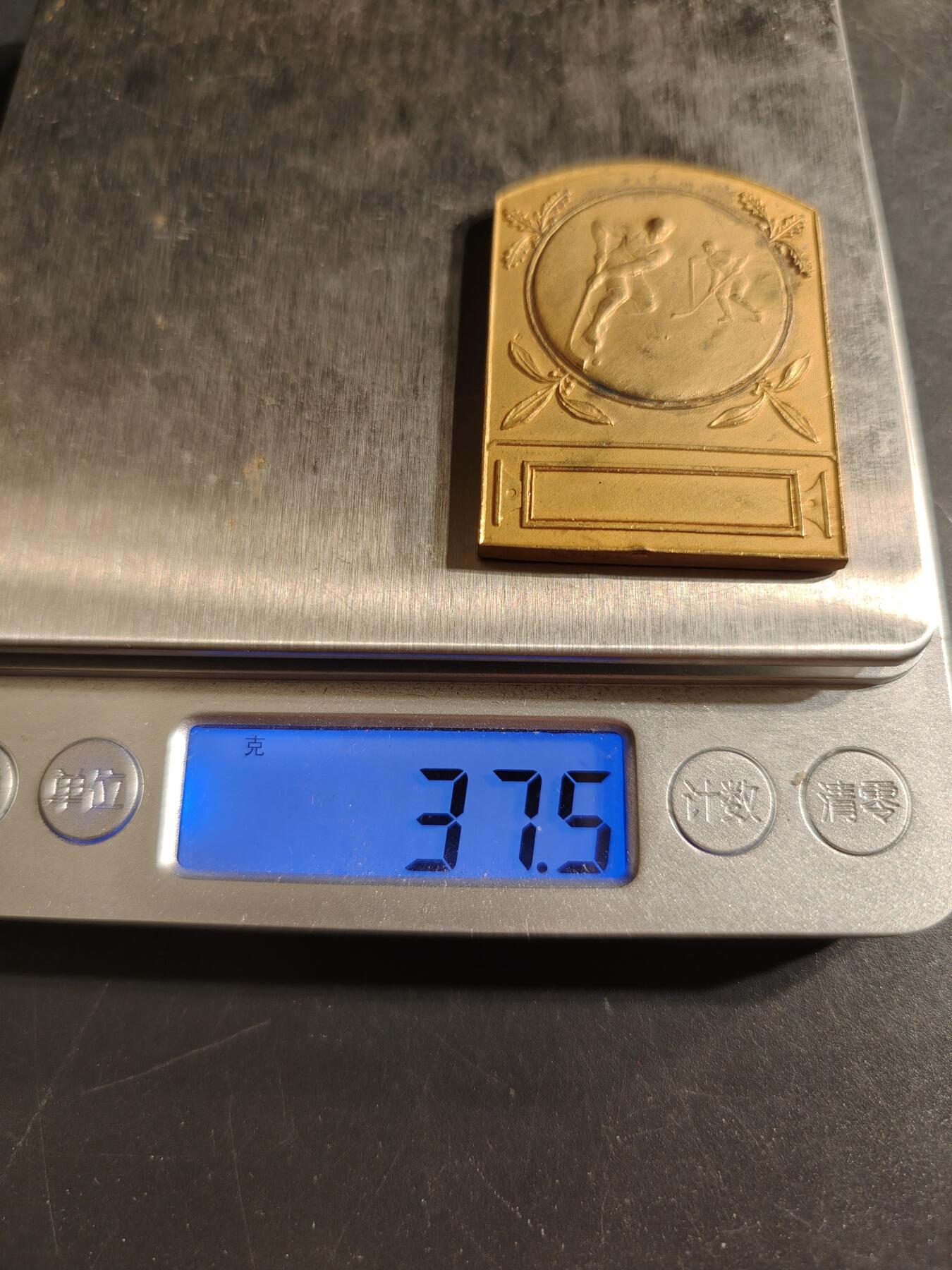 老王徽章第155期 法国曲棍球运动方形镀金大铜章     尺寸46×33mm.   重量37.5g