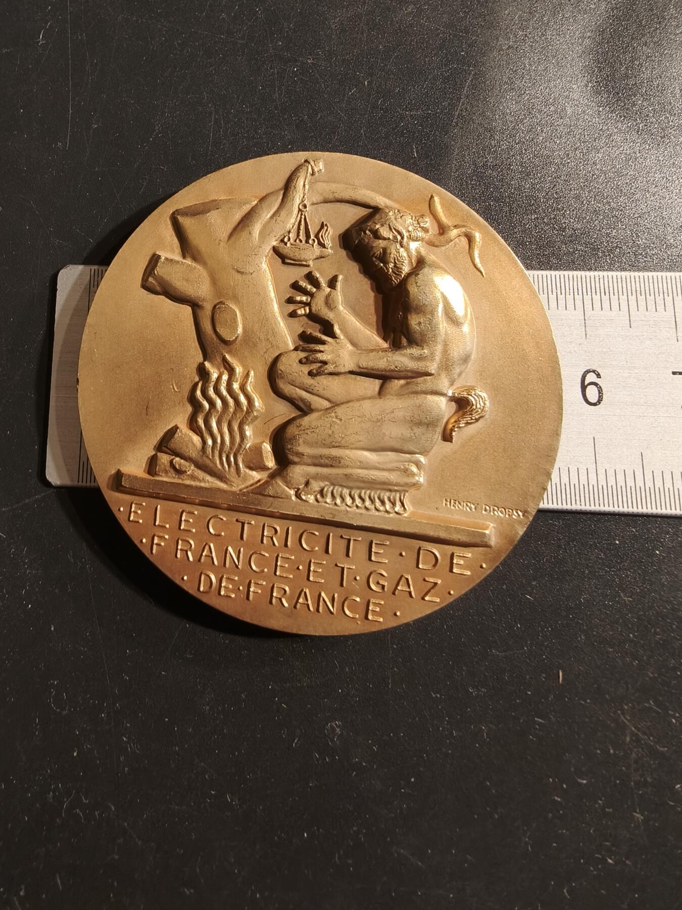 老王徽章第155期 法国电气公司35年服务镀金大铜章     直径57mm.   重量72.1g