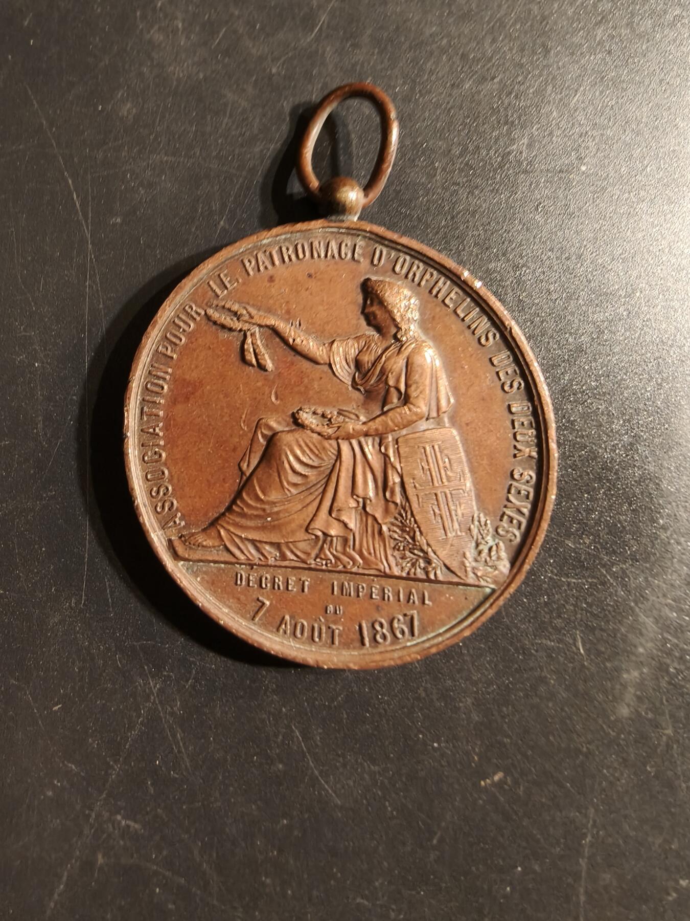 老王徽章第155期 法国1892年两性孤儿赞助协会大尺寸奖章    直径41mm.   重量32.5g
