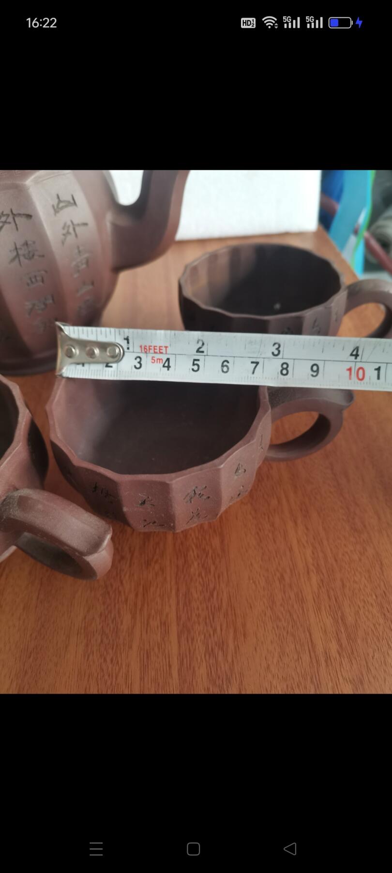宜兴紫砂壶1把和5个茶碗。华健制陶，全手工制作，紫泥打造。经典筋纹器设计，刻绘诗词，古朴雅致。完整如图包老。