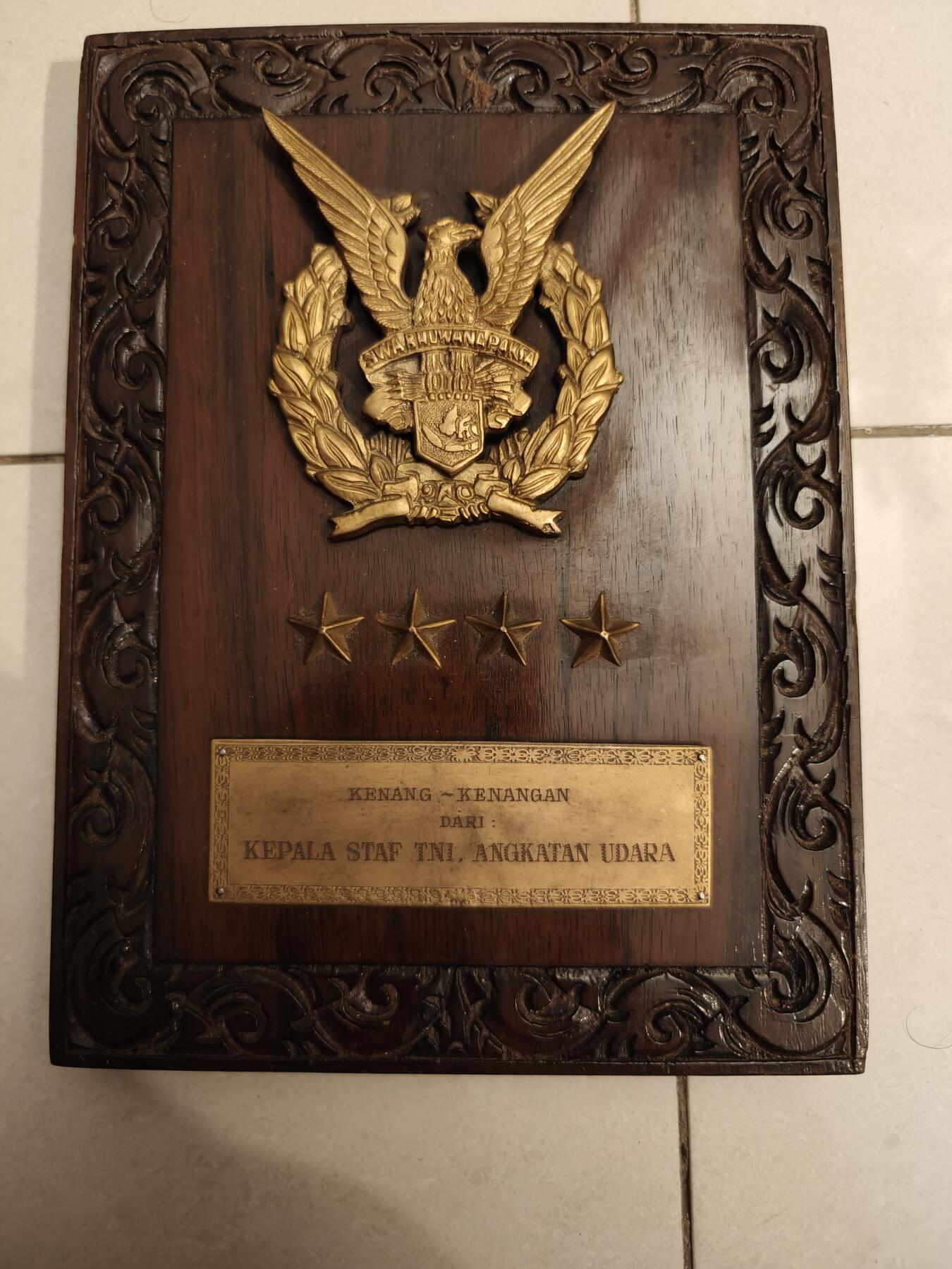 老王徽章第155期 印度尼西亚空军参谋长赠退役牌匾     尺寸25×15cm