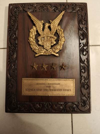 老王徽章第155期 - 印度尼西亚空军参谋长赠退役牌匾     尺寸25×15cm