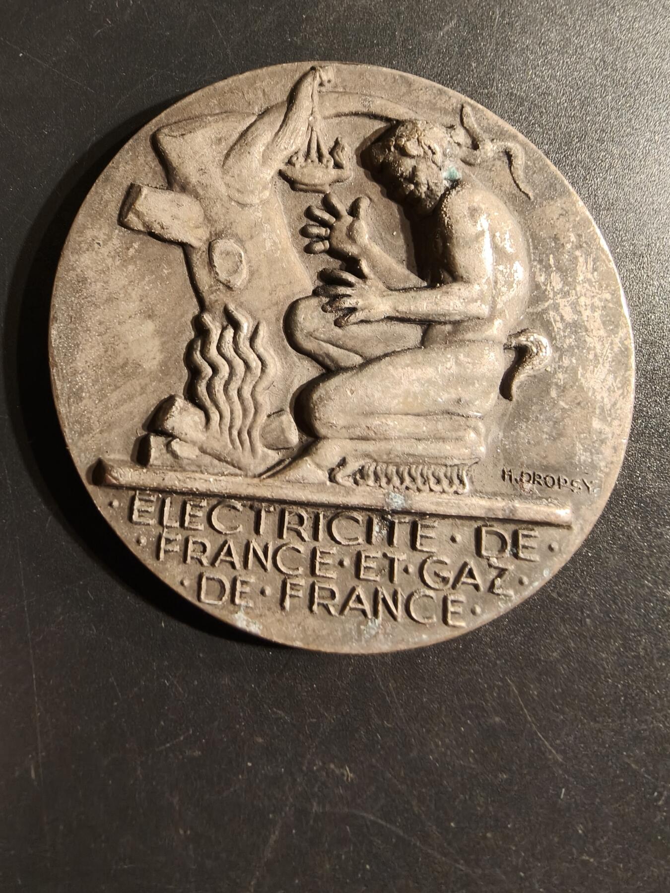 老王徽章第155期 法国电气公司服务镀银大铜章    直径54mm.    重量72.9g