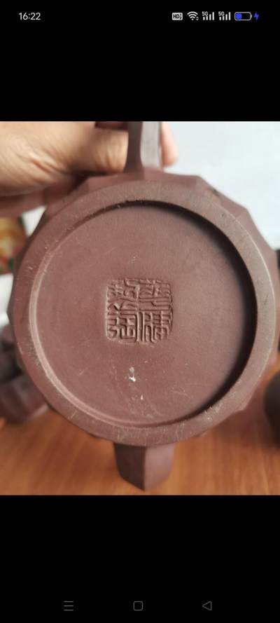 宜兴紫砂壶1把和5个茶碗。华健制陶，全手工制作，紫泥打造。经典筋纹器设计，刻绘诗词，古朴雅致。完整如图包老。 - 宜兴紫砂壶1把和5个茶碗。华健制陶，全手工制作，紫泥打造。经典筋纹器设计，刻绘诗词，古朴雅致。完整如图包老。