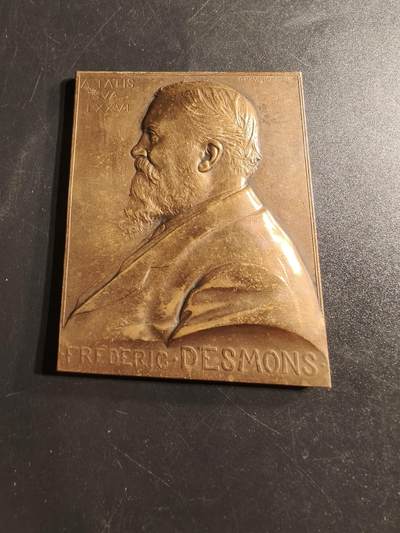 老王徽章第155期 - 法国政治家弗雷德里克·德斯蒙斯方形大铜章     弗雷德里克·德斯蒙斯（1832-1910）是一位法国新教牧师和政治家，以其在法国共济会中的重要地位而闻名      大师普鲁多姆作品      尺寸70×53mm.    重量130.1g