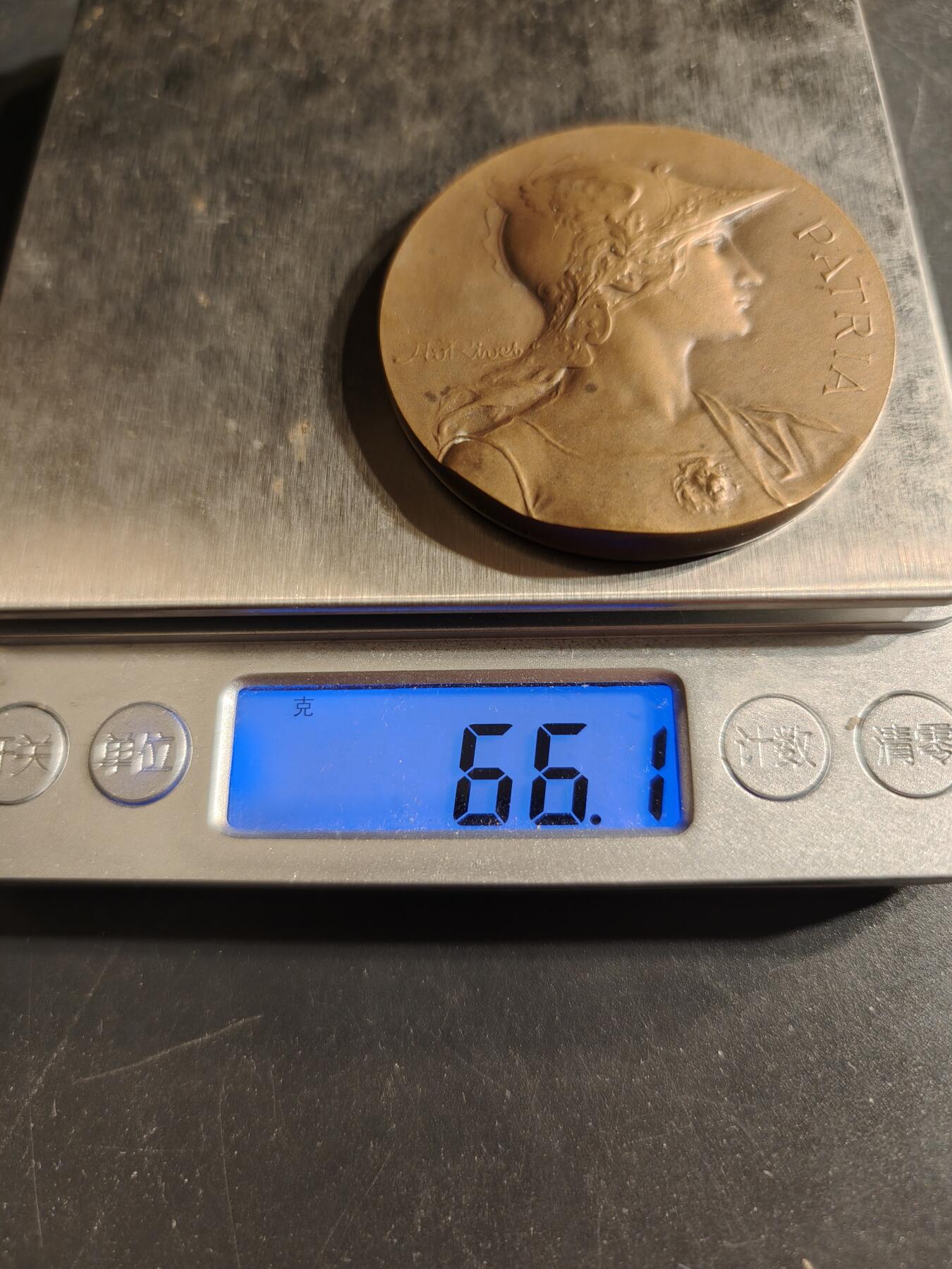 老王徽章第155期 法国战争中的士兵大铜章    名家Rivet作品    直径50mm.   重量66.7g