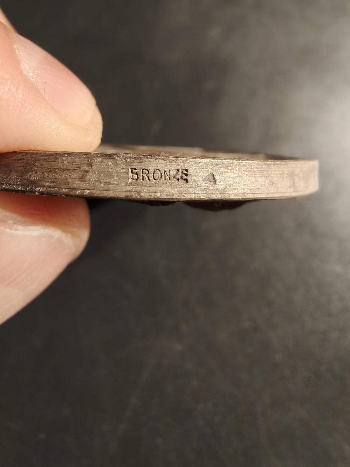 老王徽章第155期 法国电气公司服务镀银大铜章    直径54mm.    重量72.9g