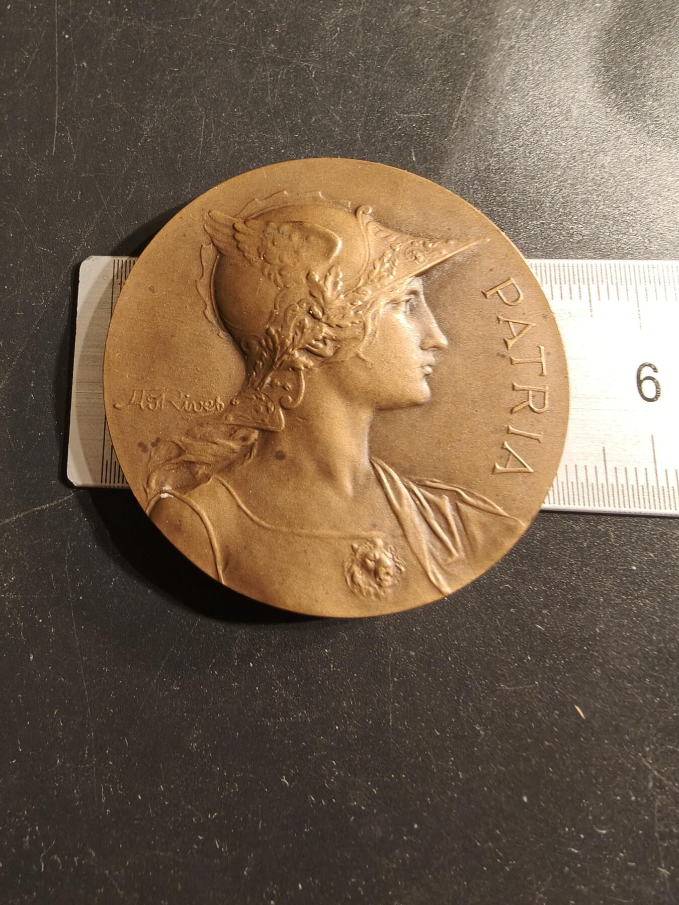 老王徽章第155期 法国战争中的士兵大铜章    名家Rivet作品    直径50mm.   重量66.7g