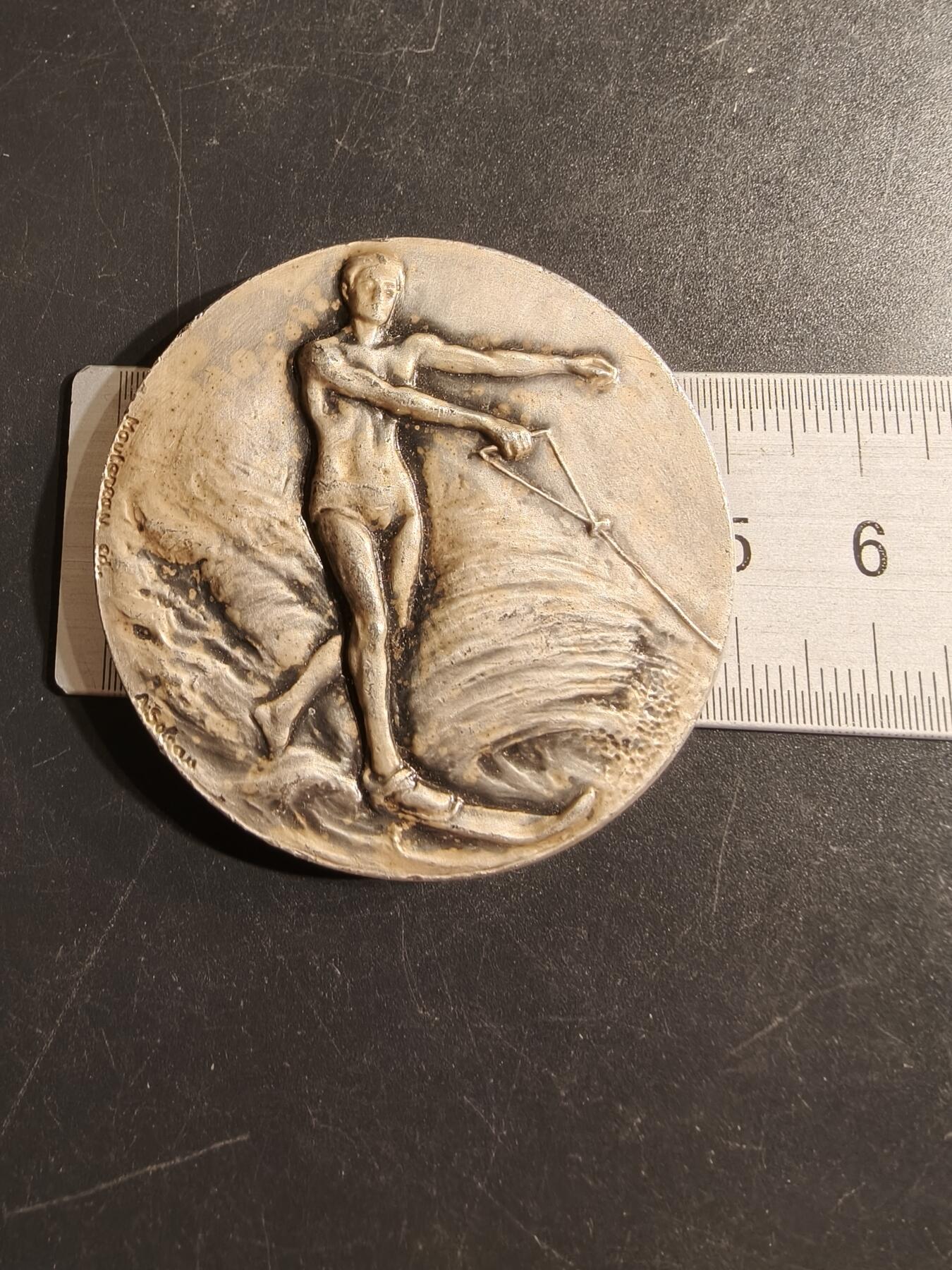 老王徽章第155期 法国滑水运动镀银大铜章     直径50mm.   重量60.4g