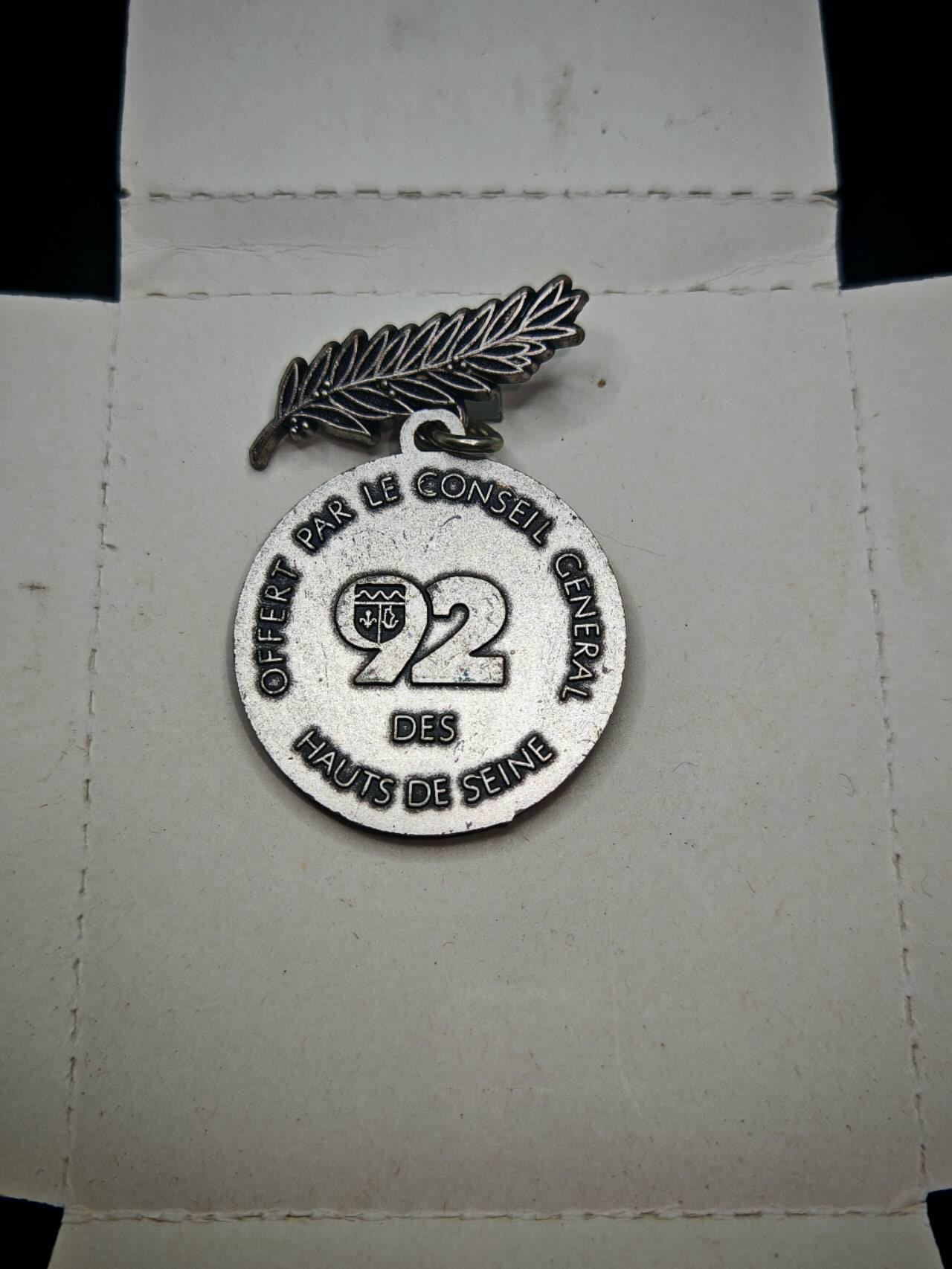 凯旋世界勋赏（第19期）（欢迎送拍）（对拍品有疑问请询问客服，不接受到手刀，出价默认拍品品相。请认真阅读拍卖规则！出价默认已认可！）（收到货请录制开箱视频，无视频概不处理问题。） 法国战胜法西斯四十周年纪念章