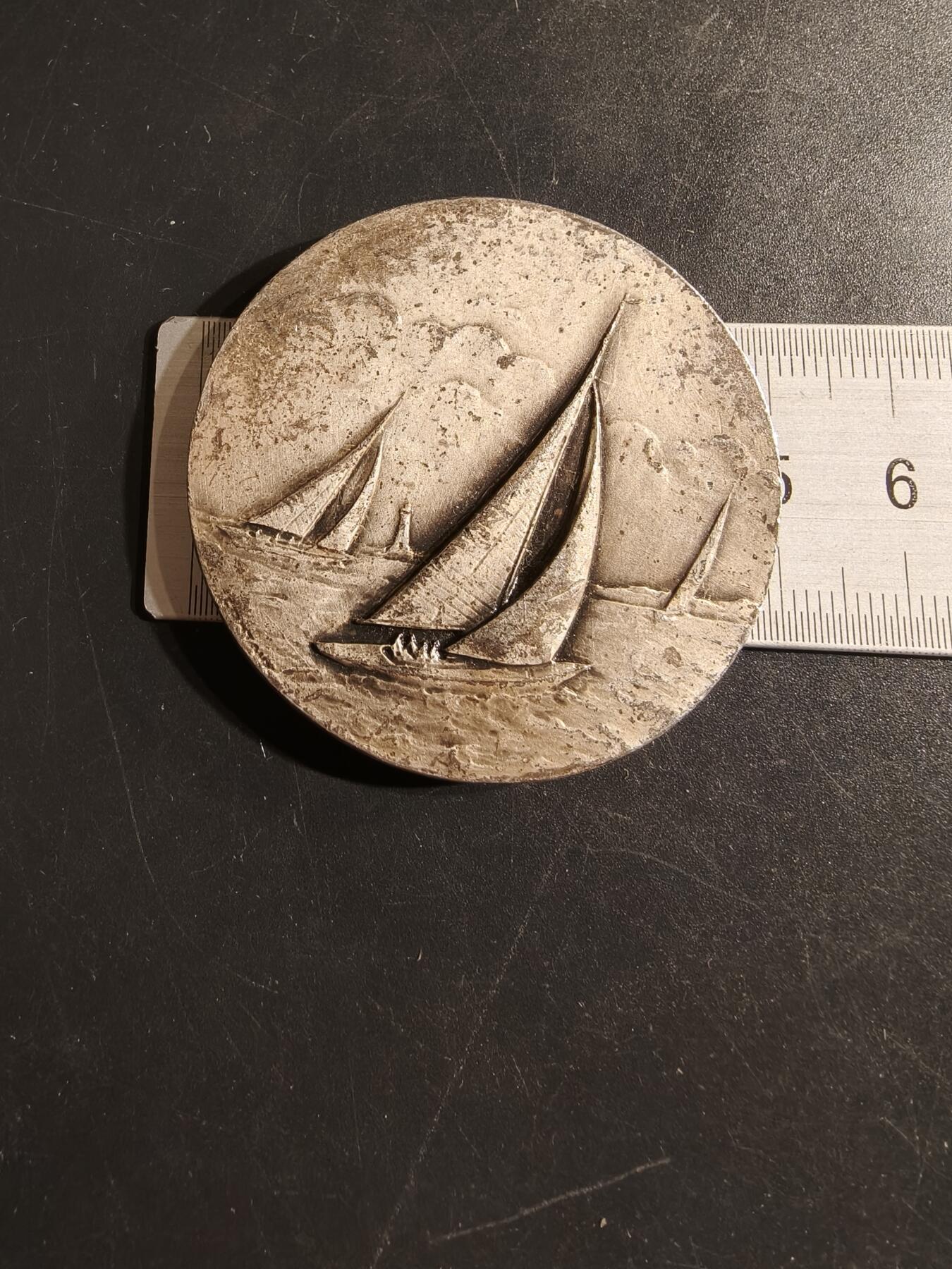 老王徽章第155期 法国帆船运动镀银大铜章    直径50mm.   重量58.8g