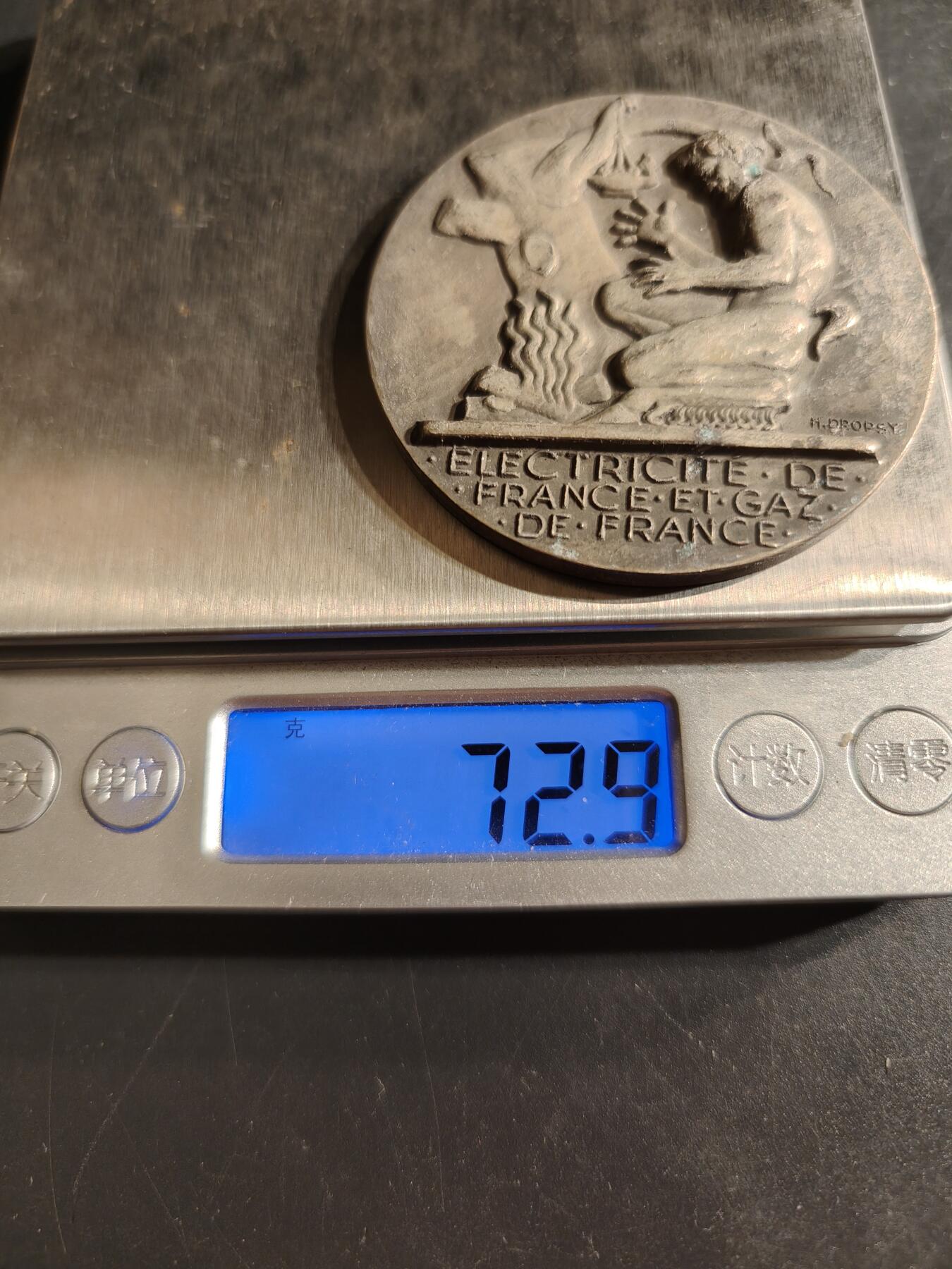 老王徽章第155期 法国电气公司服务镀银大铜章    直径54mm.    重量72.9g