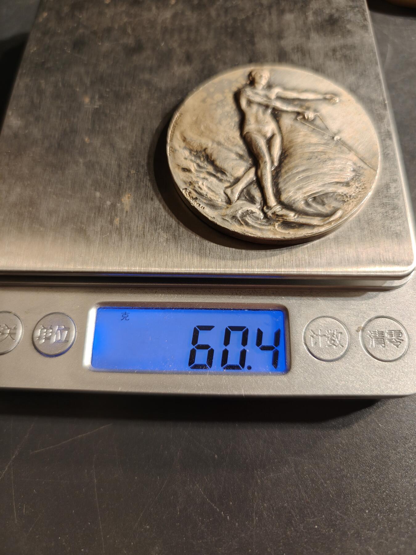 老王徽章第155期 法国滑水运动镀银大铜章     直径50mm.   重量60.4g
