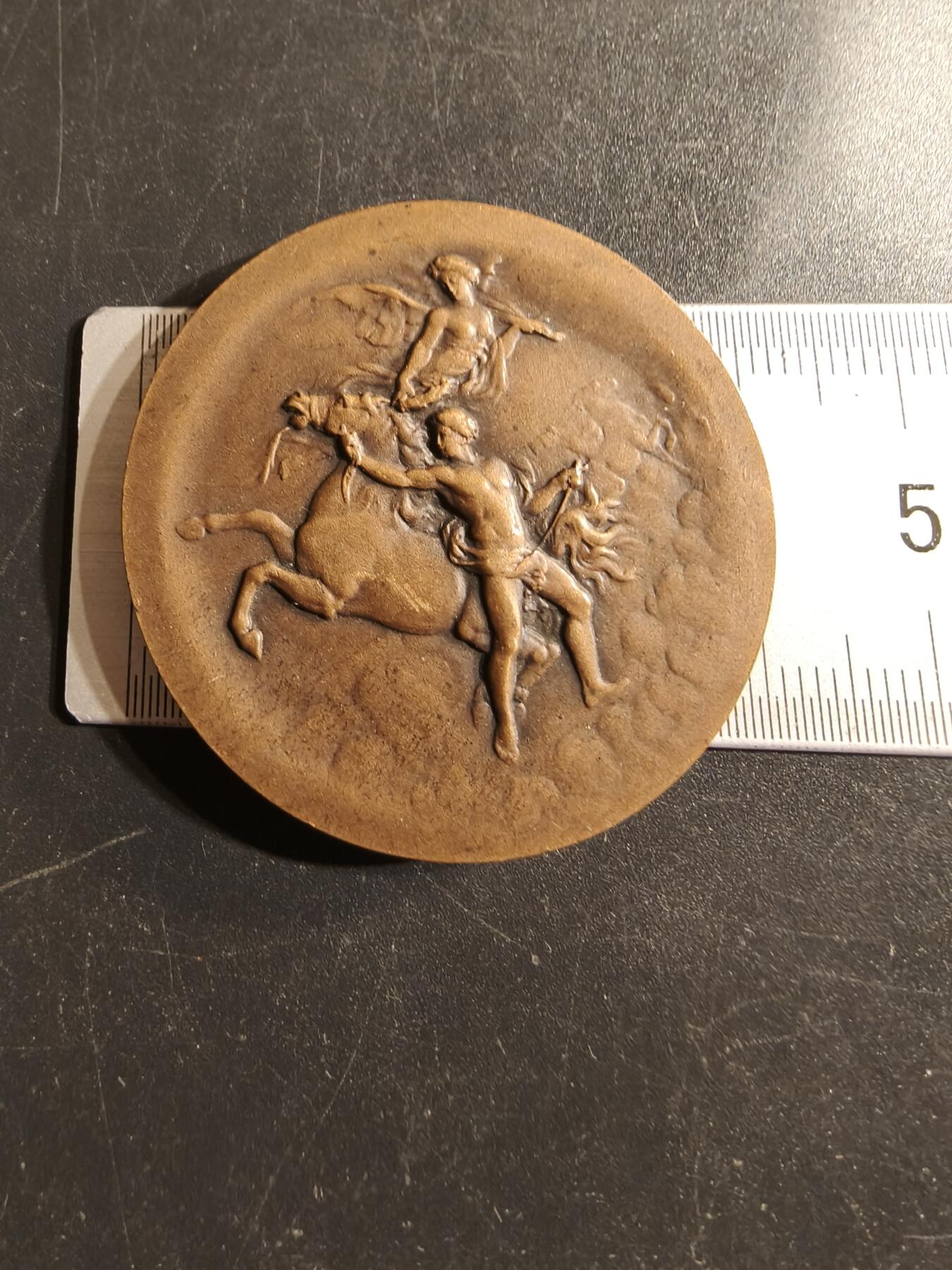 老王徽章第155期 法国佩罗讷1914年马术竞赛大铜章     直径41mm.   重量34g.    名家Rivet 作品
