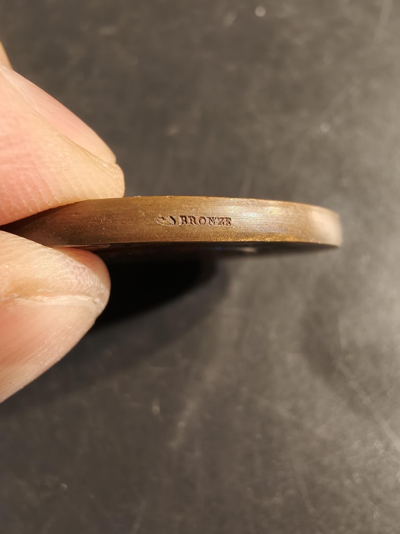 老王徽章第155期 法国佩罗讷1914年马术竞赛大铜章     直径41mm.   重量34g.    名家Rivet 作品