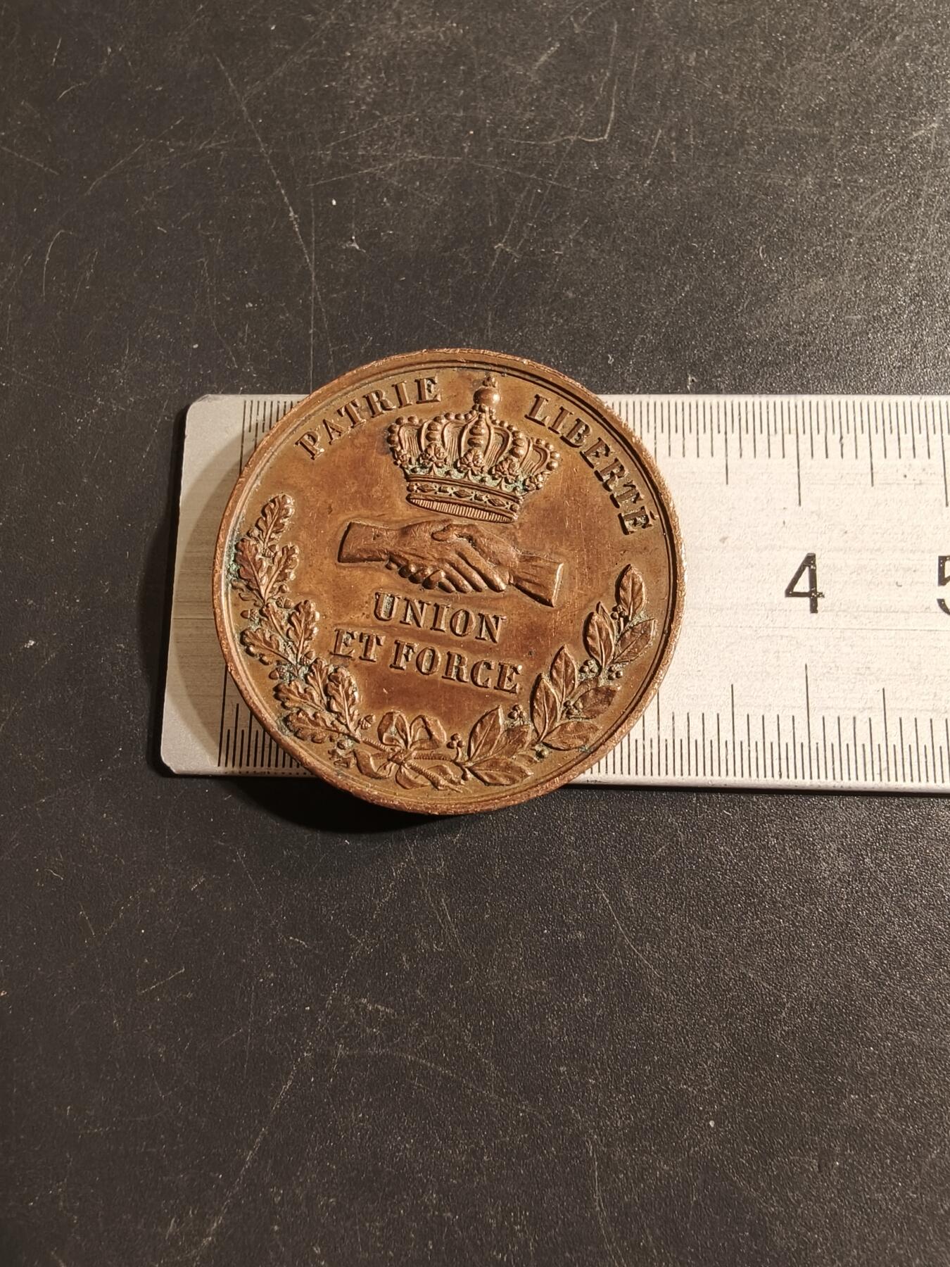老王徽章第155期 法国南特1830年国庆节大铜章     早期光边     直径32mm.    重量19.7g