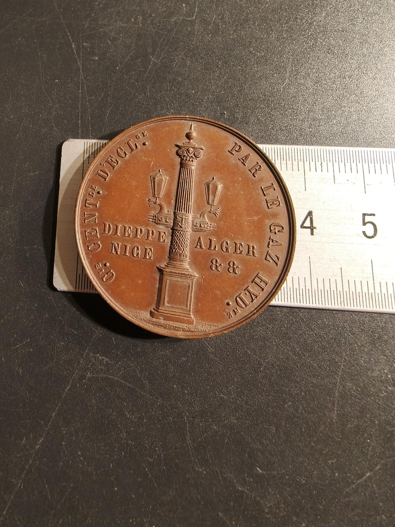 老王徽章第155期 法国燃气照明公司大铜章     手指Cuivre 铜标    直径37mm.   重量24g