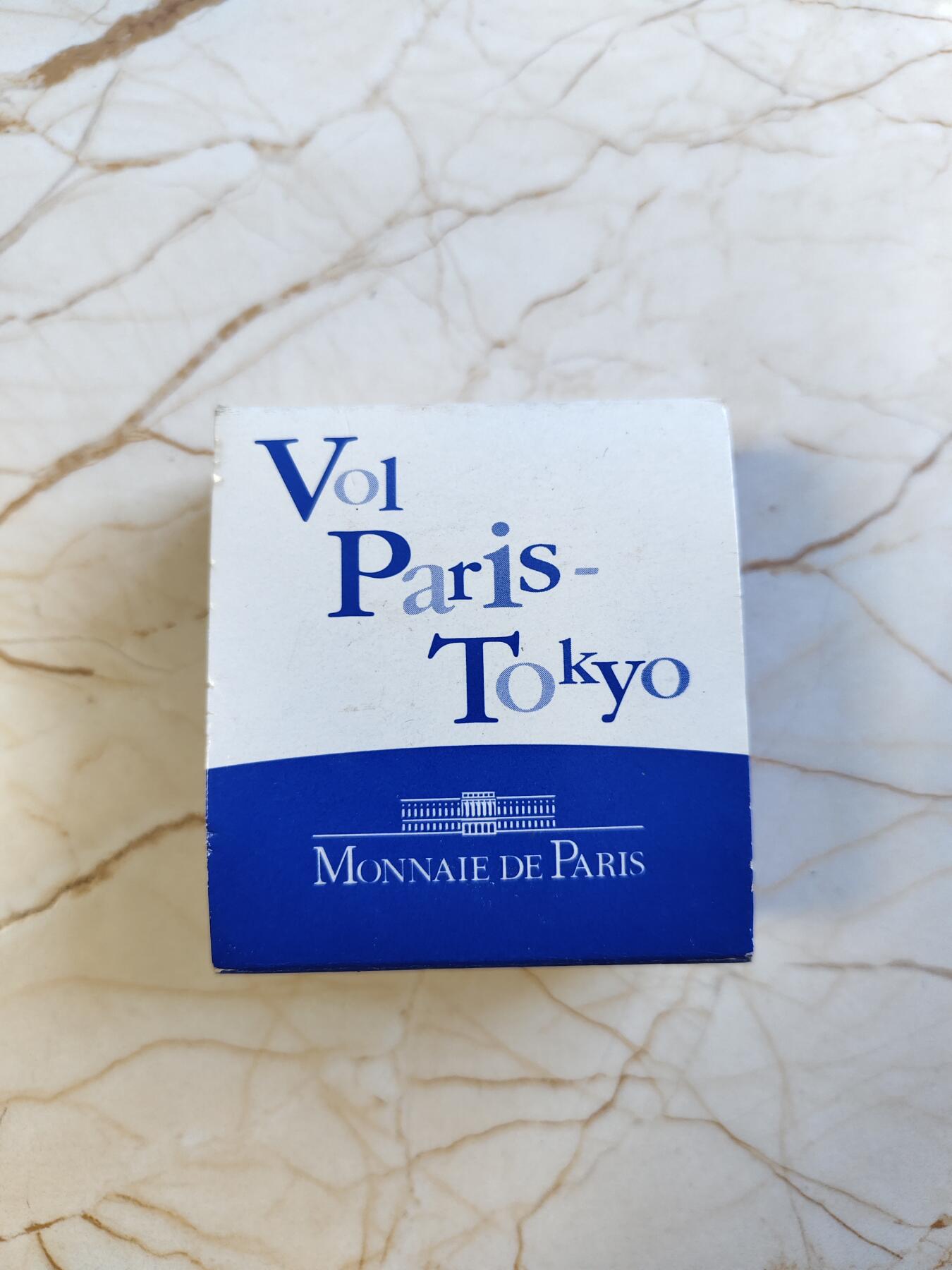 第177期拍卖【长期征集拍品】 法国2003年巴黎-东京航线纪念银币带盒无证书，900银，22.2克，有氧化