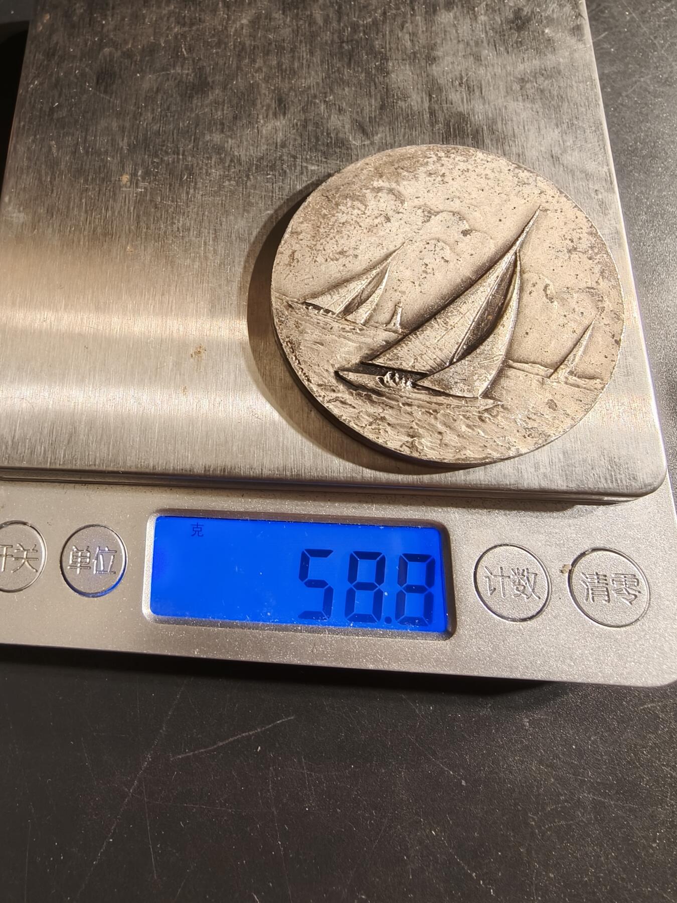 老王徽章第155期 法国帆船运动镀银大铜章    直径50mm.   重量58.8g