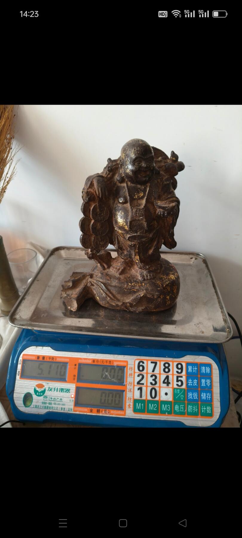 民国铁鎏金弥勒佛想，开脸慈祥，左手提钱串，右手端元宝，寓意甚好，可收藏