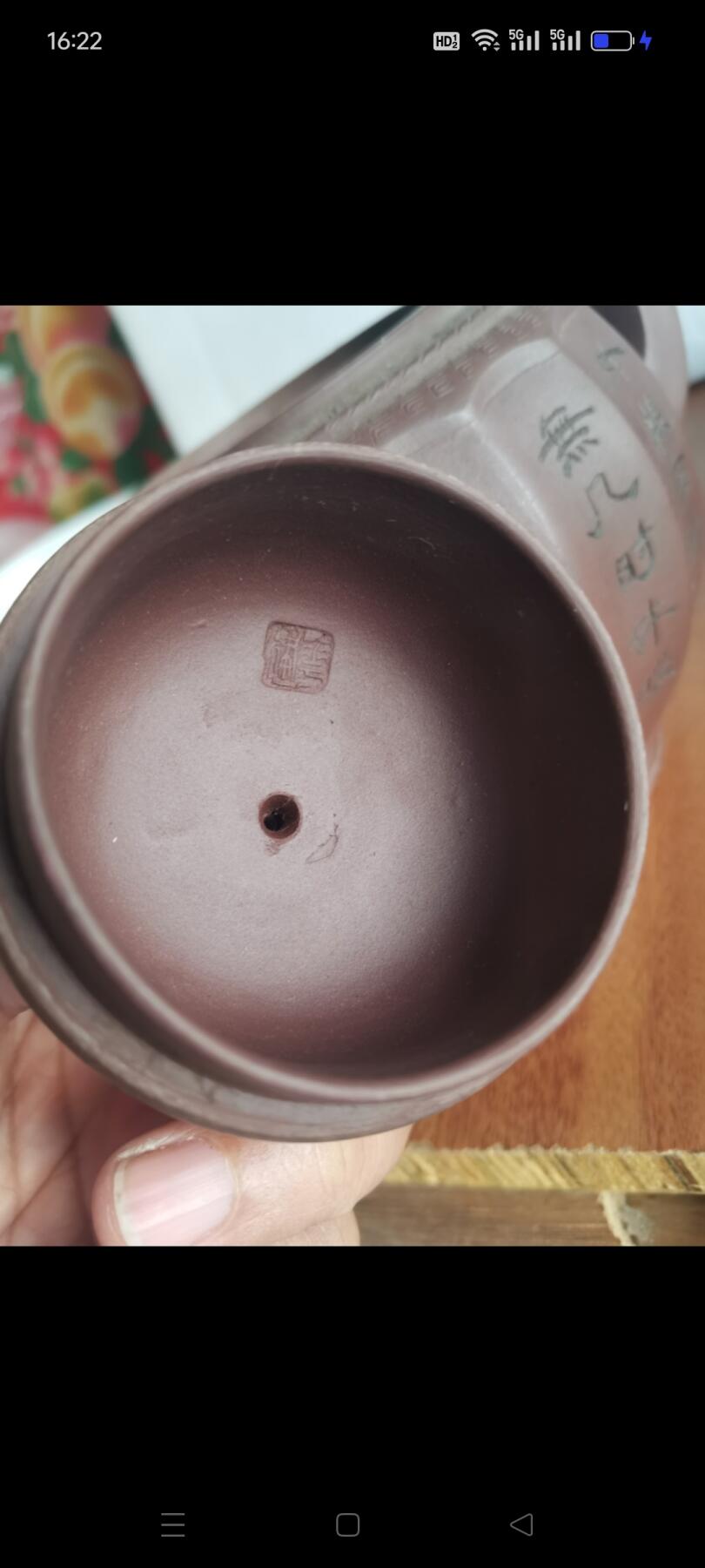 宜兴紫砂壶1把和5个茶碗。华健制陶，全手工制作，紫泥打造。经典筋纹器设计，刻绘诗词，古朴雅致。完整如图包老。