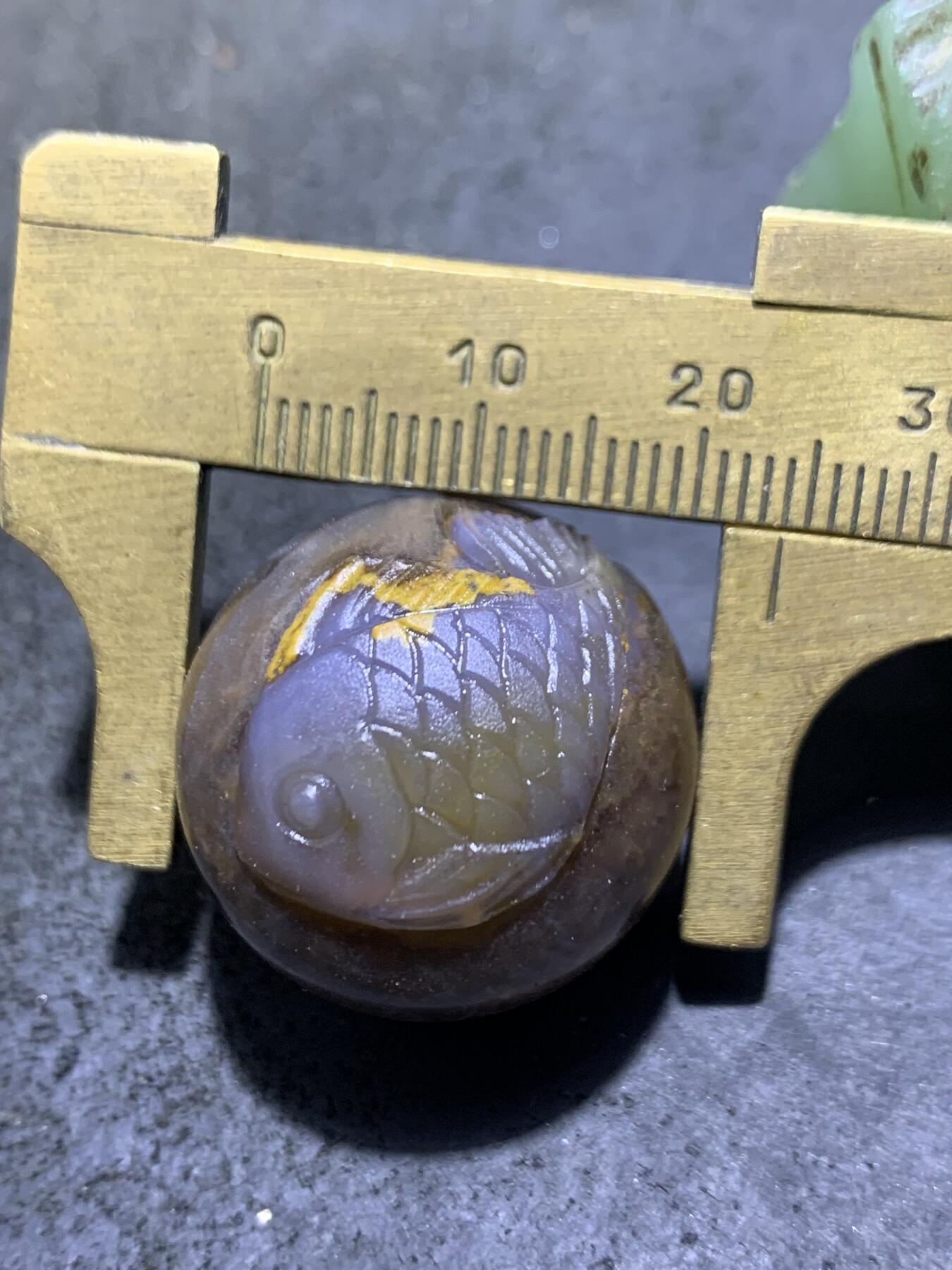 精美亚光冰飘糖心料战国红玛瑙手工巧雕富贵有余圆珠一个，