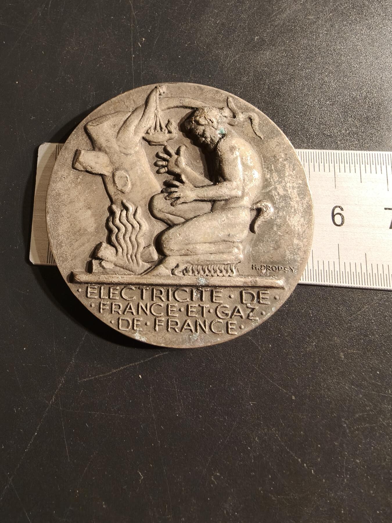 老王徽章第155期 法国电气公司服务镀银大铜章    直径54mm.    重量72.9g