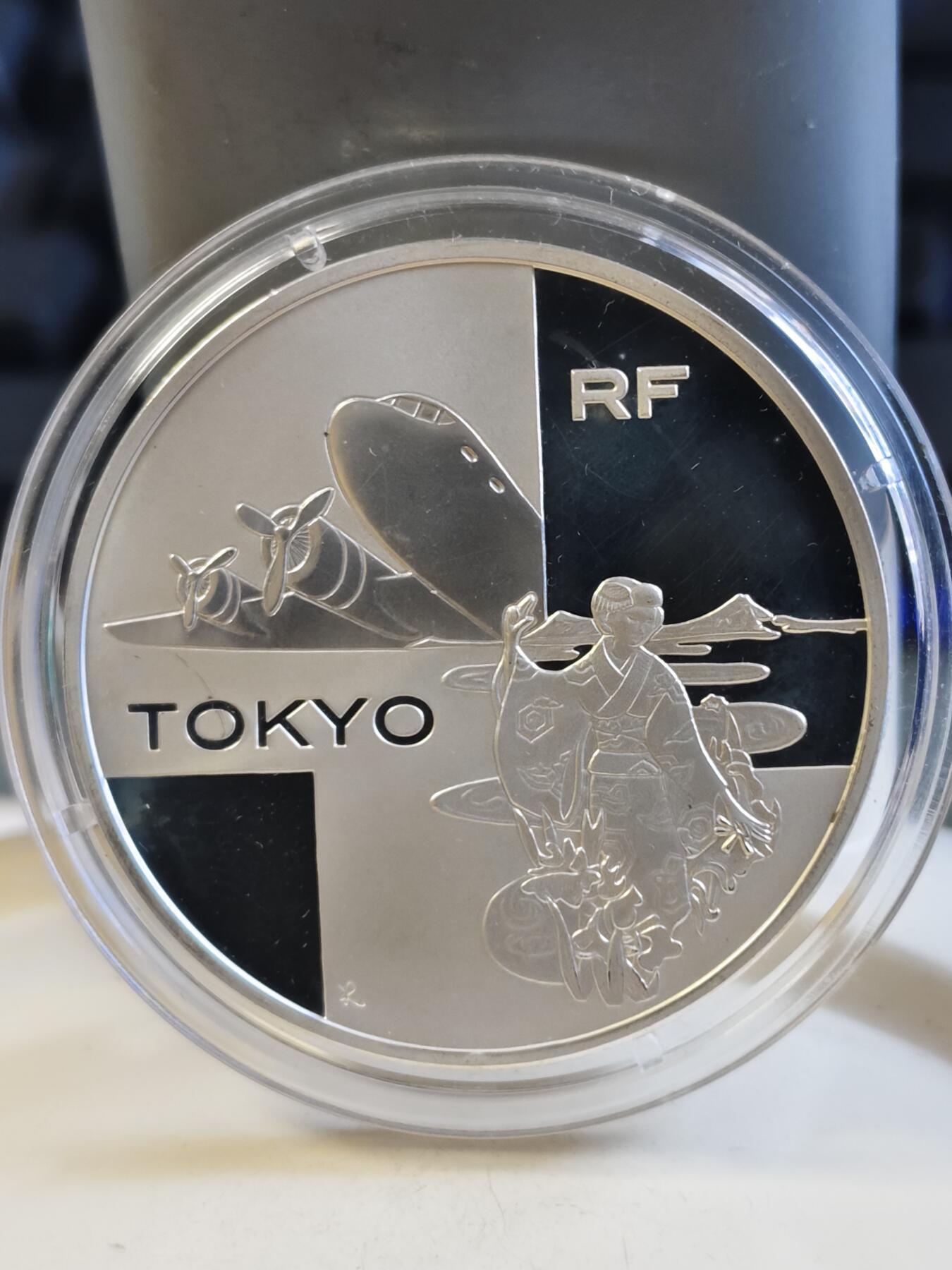 第177期拍卖【长期征集拍品】 法国2003年巴黎-东京航线纪念银币带盒无证书，900银，22.2克，有氧化
