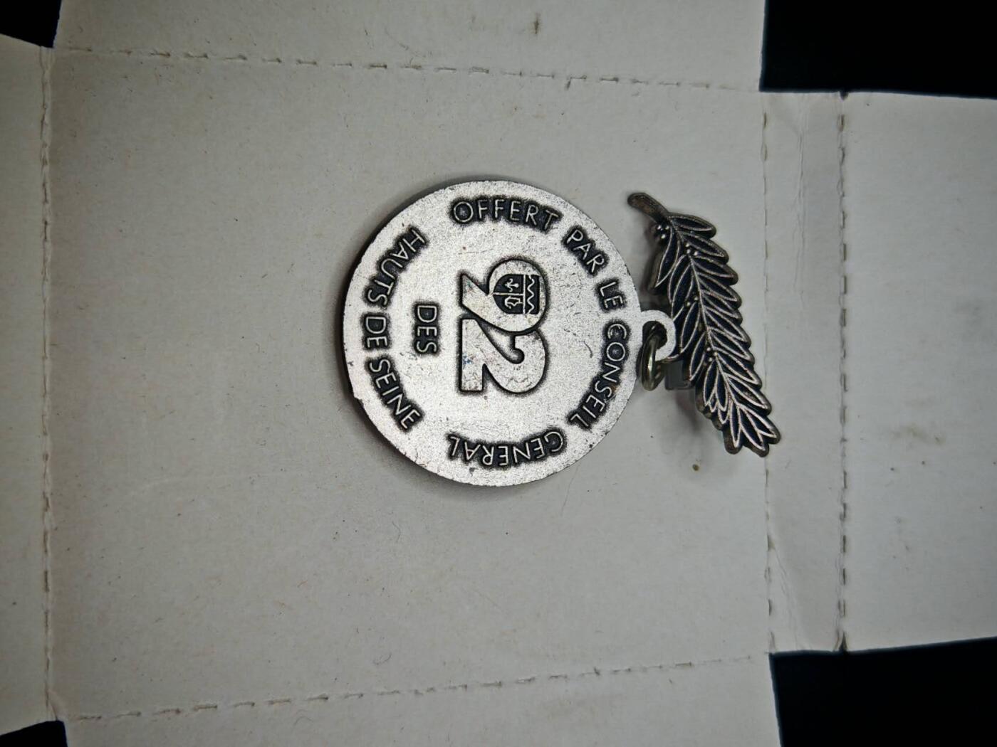 凯旋世界勋赏（第19期）（欢迎送拍）（对拍品有疑问请询问客服，不接受到手刀，出价默认拍品品相。请认真阅读拍卖规则！出价默认已认可！）（收到货请录制开箱视频，无视频概不处理问题。） 法国战胜法西斯四十周年纪念章